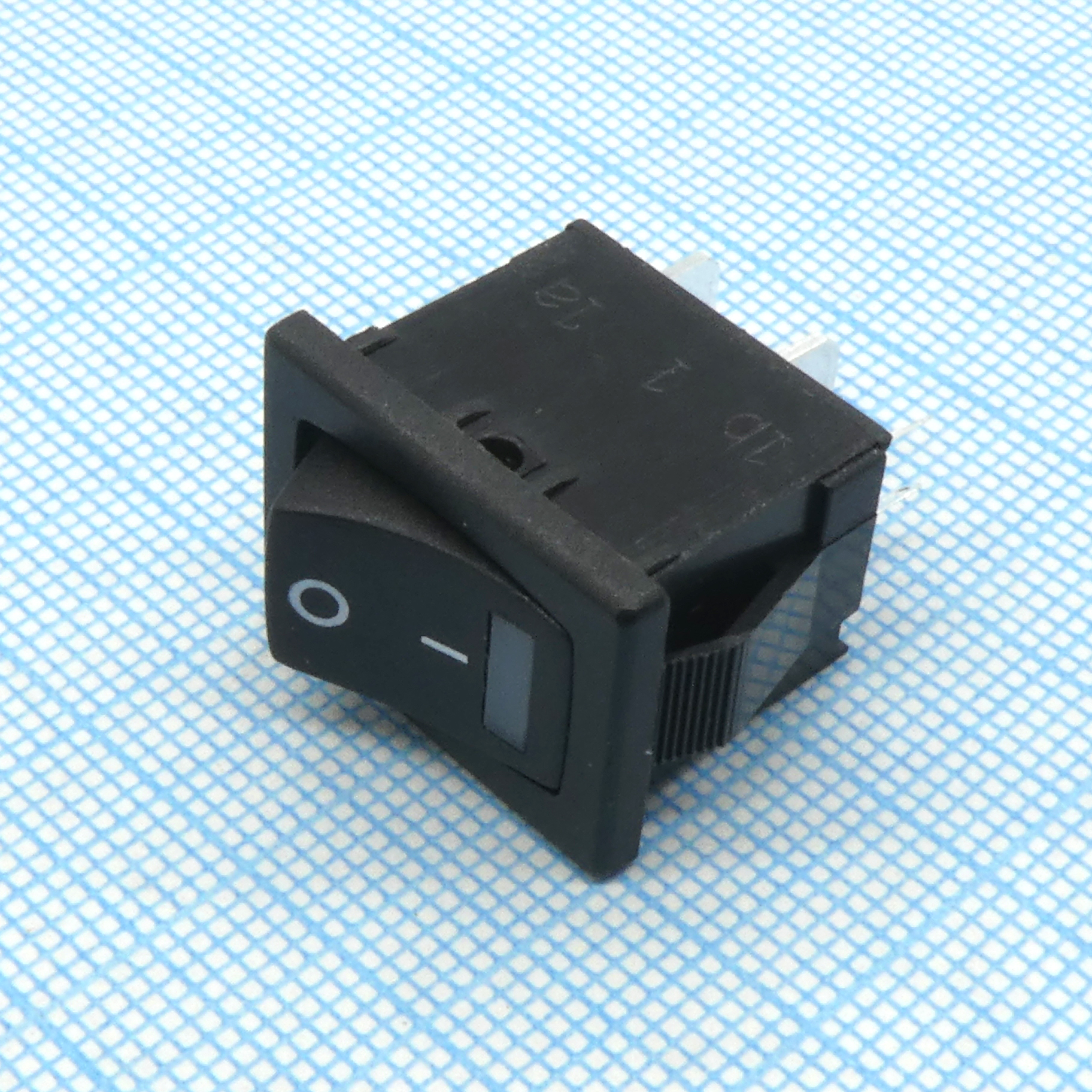 R19A-02IBBBTR-G - Выключатель клавишный 6А 250В ON-OFF 4 Pin -черный- c красной LED подсветкой