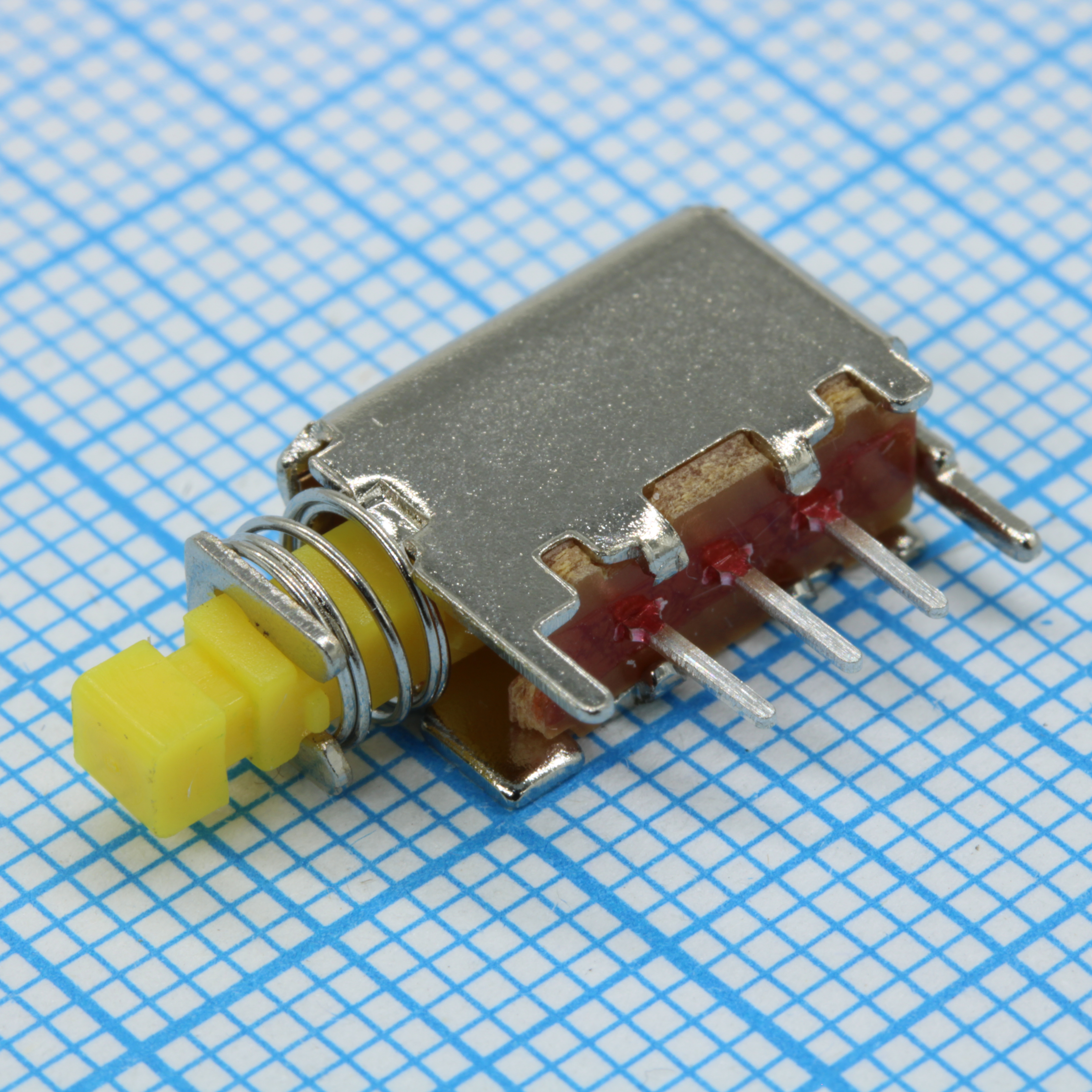 PS-12E05Y-300G-G - Кнопочный переключатель угловой, 0.1ма, 30В. SPDT OFF-(ON)