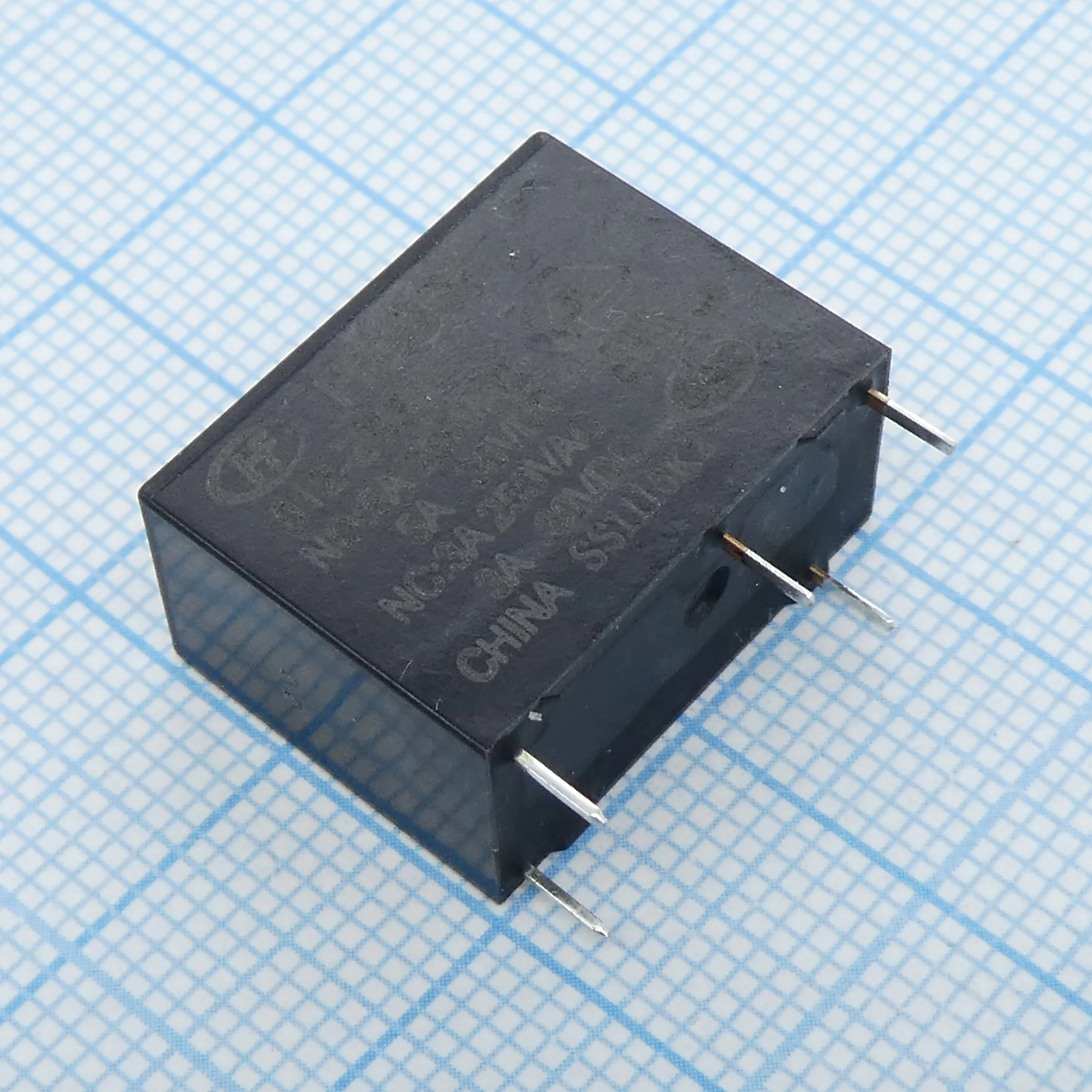 HF33F/012-ZS3F - Миниатюрное реле SPDT (одна контактная группа-два направления) 10А катушка 12В 320Ом