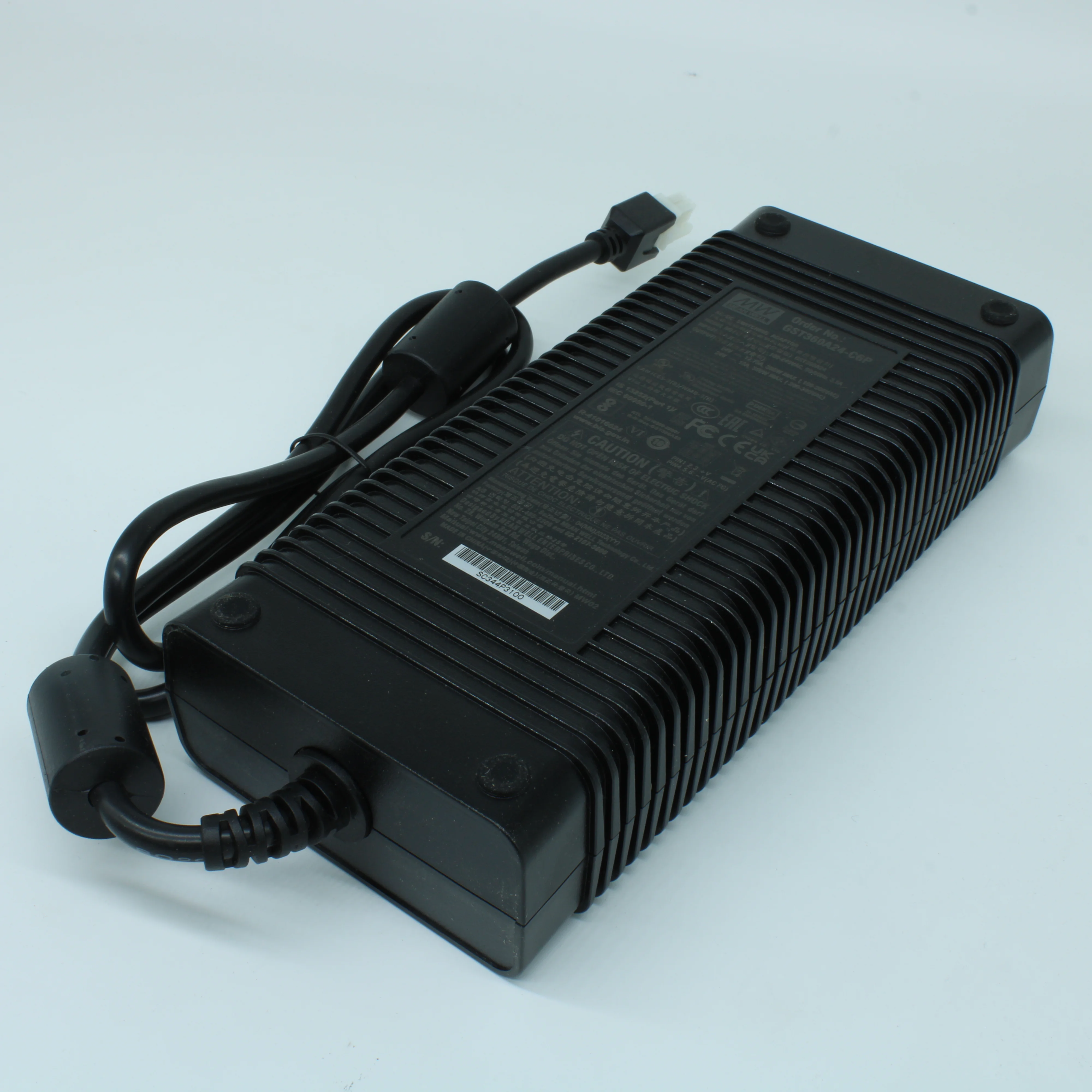 GST360A24-C6P - AC-DC, 360Вт, вход 85...264B AC 47...63 Гц, 120...370B DC, выход 24B/15A, изоляция 3000В AC, 220x95x46мм, -30...+70°С, сетевой разъём IEC320-C14, выходной разъем C6P