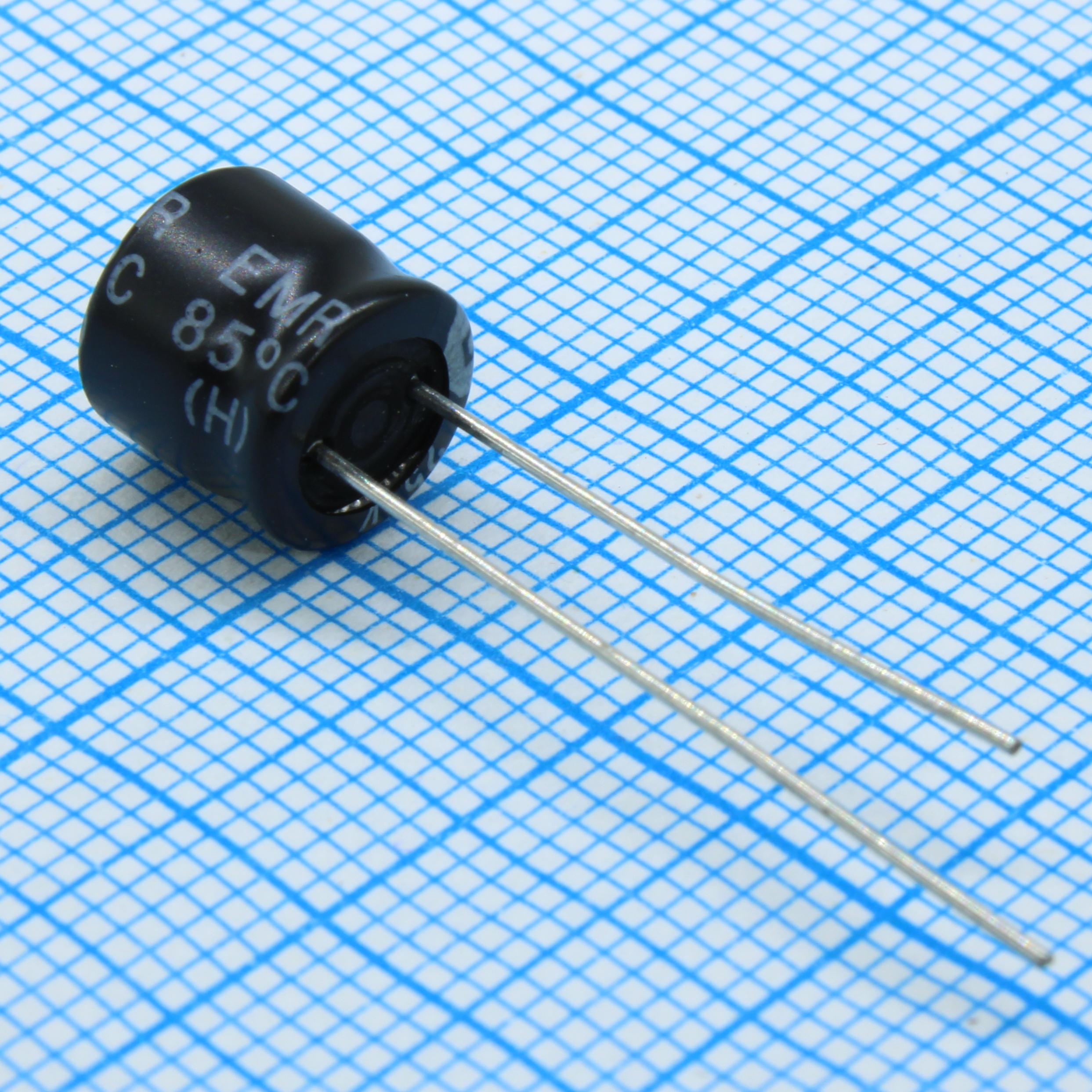 EMR101M25B - Конденсатор алюминиевый  электролитический 100мкФ 25В ±20% (8 X 7мм) радиальные выводы 3.5мм 113мА 1000час 85°С россыпь