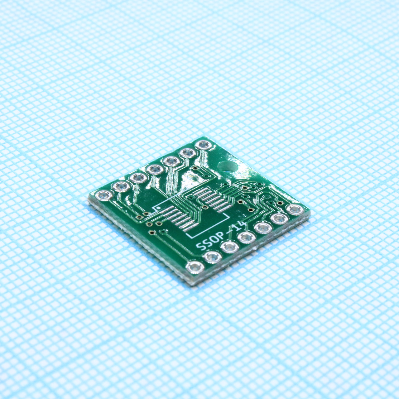 Плата SOIC-14 и SSOP-14 - Двухсторонняя плата с разводкой под SMD-корпуса SOIC-14 (150, 208 и 300 mil) и SSOP-14. С помощью ее можно с легкостью изготовить переходник на корпус DIP-14 с шагом 2,54 мм и шириной 15,24 мм.