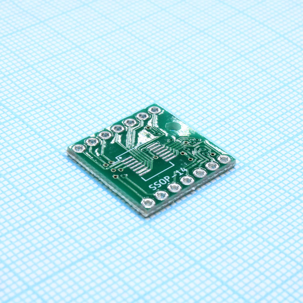 Плата SOIC-14 и SSOP-14 - Двухсторонняя плата с разводкой под SMD-корпуса SOIC-14 (150, 208 и 300 mil) и SSOP-14. С помощью ее можно с легкостью изготовить переходник на корпус DIP-14 с шагом 2,54 мм и шириной 15,24 мм.