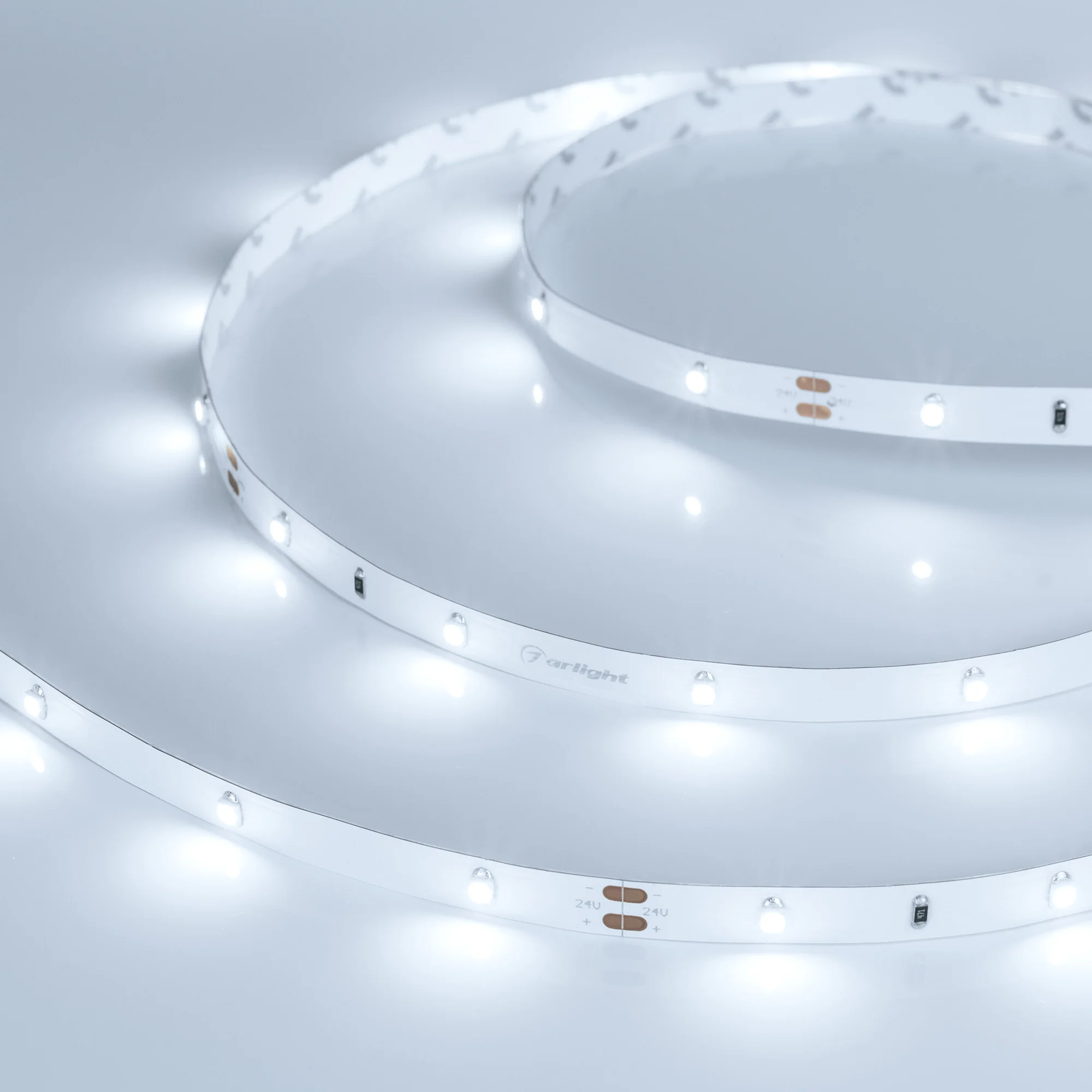 Лента RT 2-5000 24V Cool 8K 0.5x (3528, 150 LED, LUX) 019916 - Гибкая лента LUX, светодиоды smd 3528, 30шт/м (150шт на 5м), белая плата 8мм, скотч 3М. Цвет ХОЛОДНЫЙ 7700-9600K. Питание 24V, мощность 2.9 Вт/м (14.5 Вт на 5м), угол 120°, цветопередача CRI>8