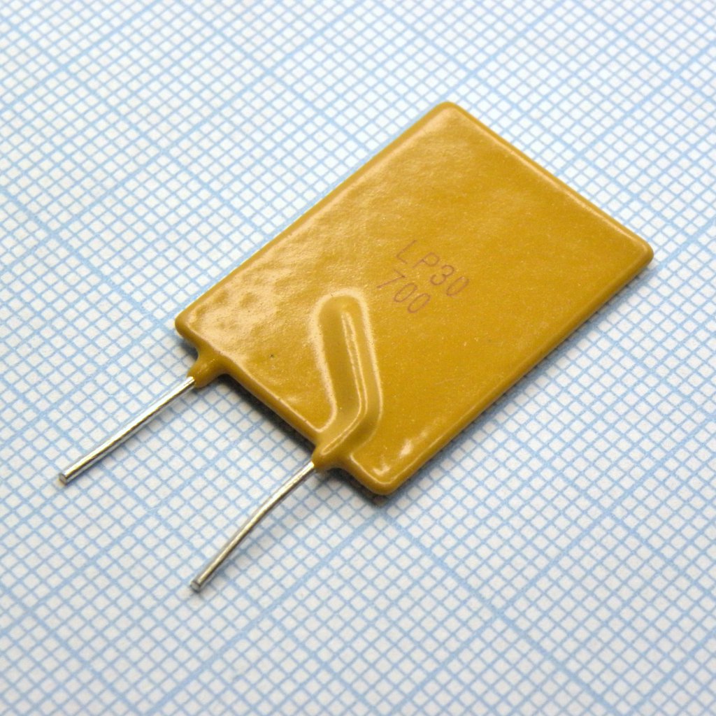LP30-700 - Самовосстанавливающийся предохранитель PTC 7A(hold) 14A(trip) 30V 40A 3.8W 17.5s 0.005Ohm Radial 19.4 X 3 X 32mm