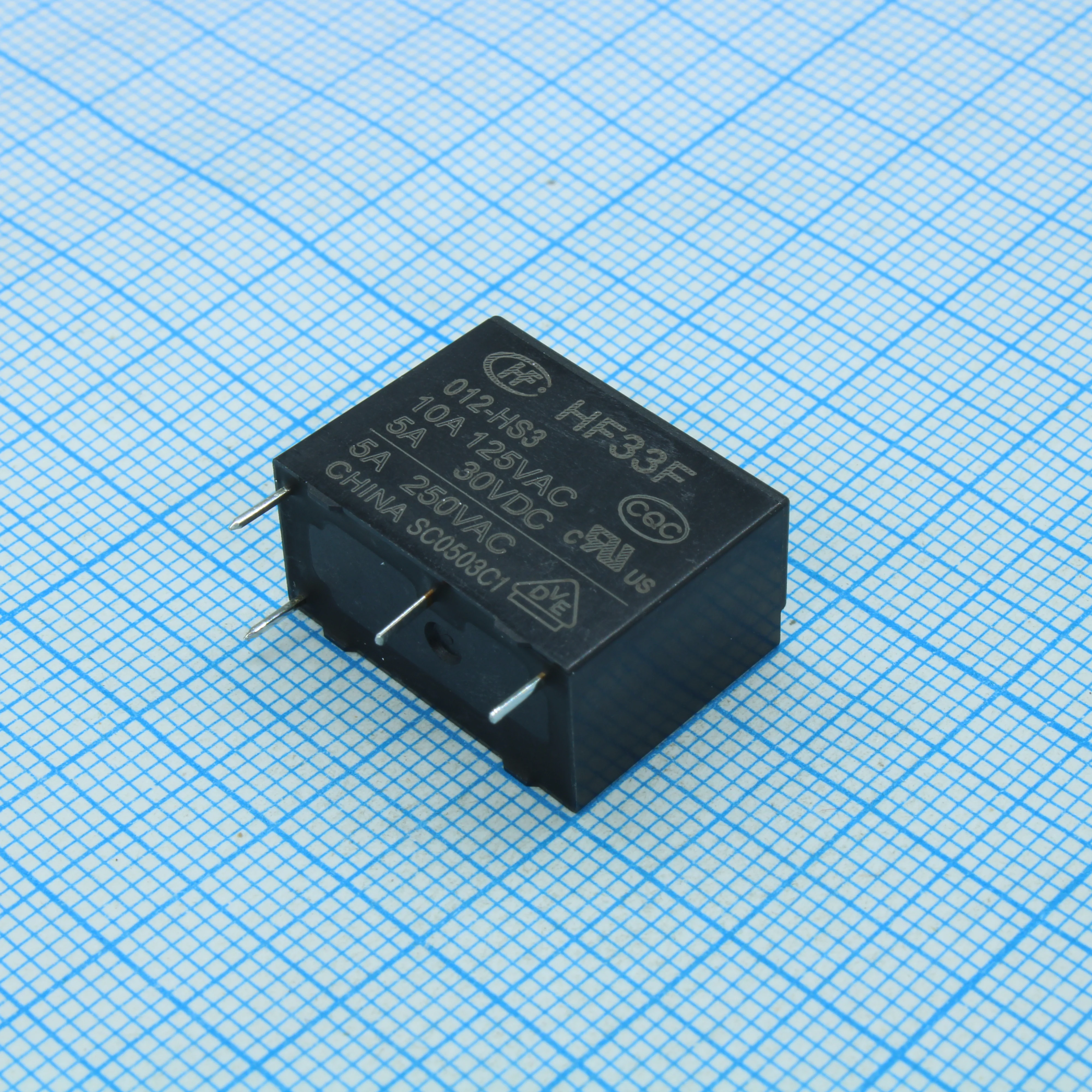 HF33F/012-HS3 - Миниатюрное реле SPDT (одна контактная группа-два направления) 10А катушка 12В