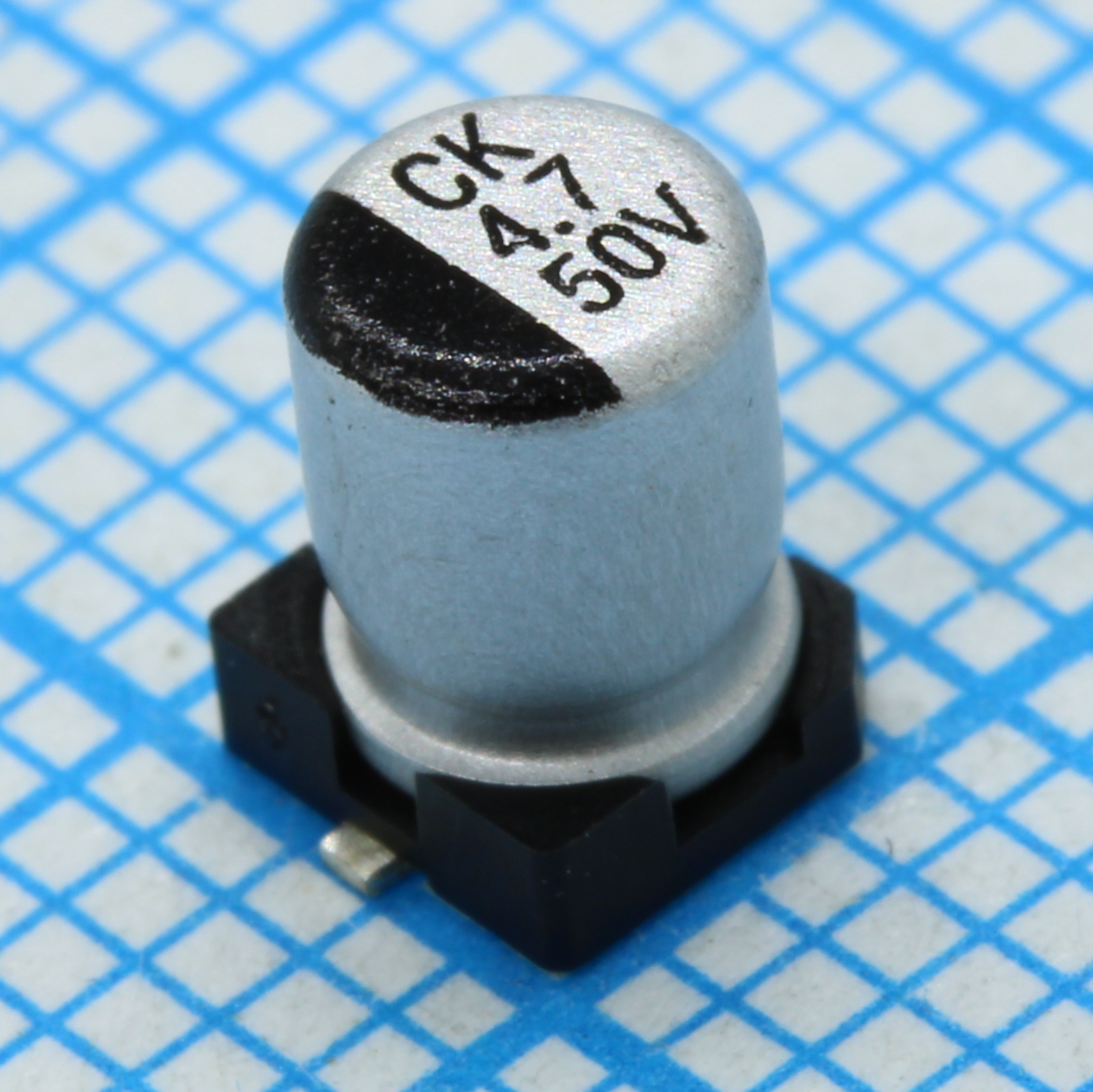 JCK1H4R7M040054 - Конденсатор алюминиевый электролитический 4.7мкФ 50В ±20% (4х5.4мм) для поверхностного монтажа 14мА 1000час 105°С лента на катушке