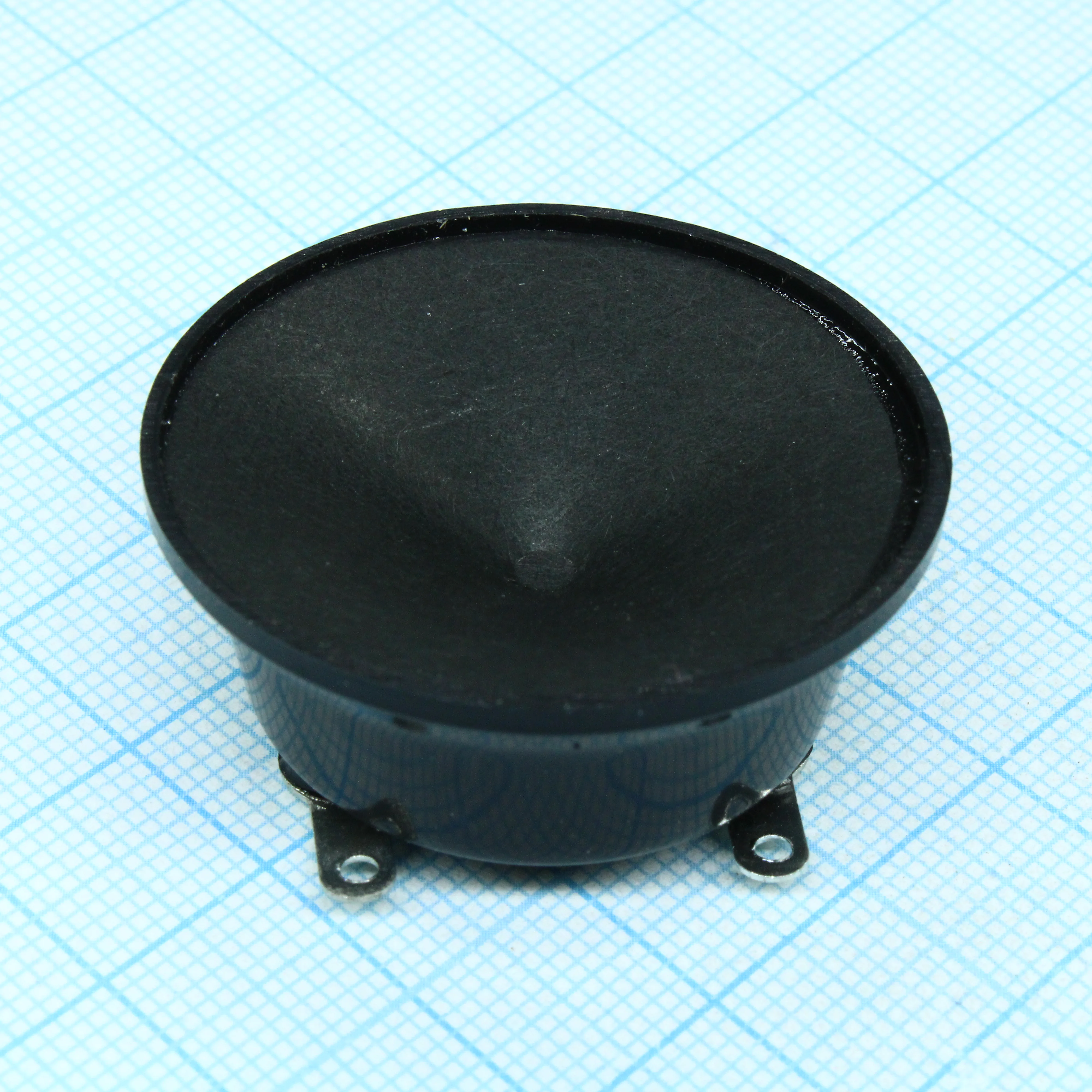 W-08B - от 95db (на 20kHz) до 90db (на 40kHz)/2.83v/4...50kHz  d=37.8