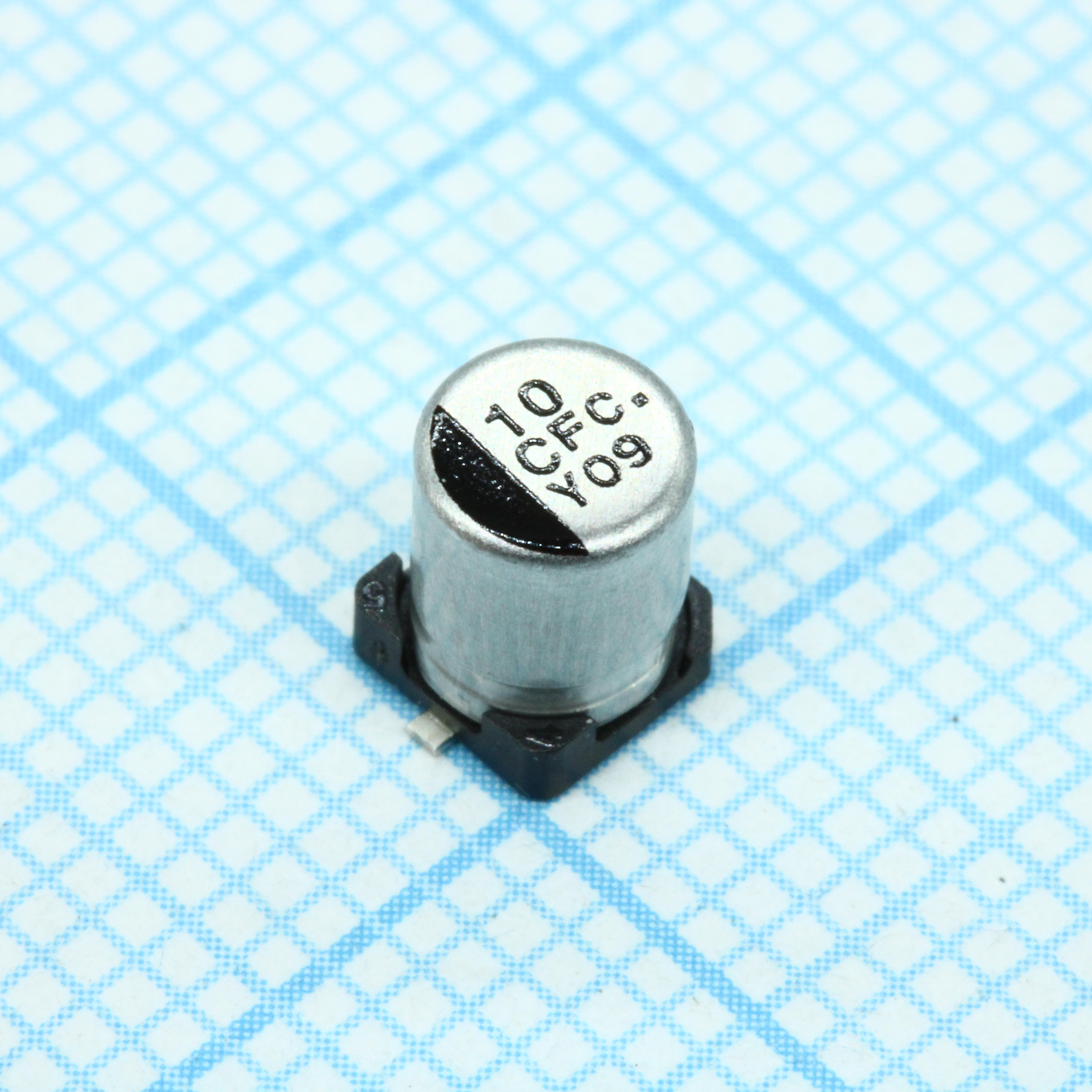 EEEFC1C100R - Конденсатор алюминиевый электролитический 10мкФ 16В ±20% (4 X 5.4мм) для поверхностного монтажа 60мА 1000час 105°С автомобильного применения лента на катушке