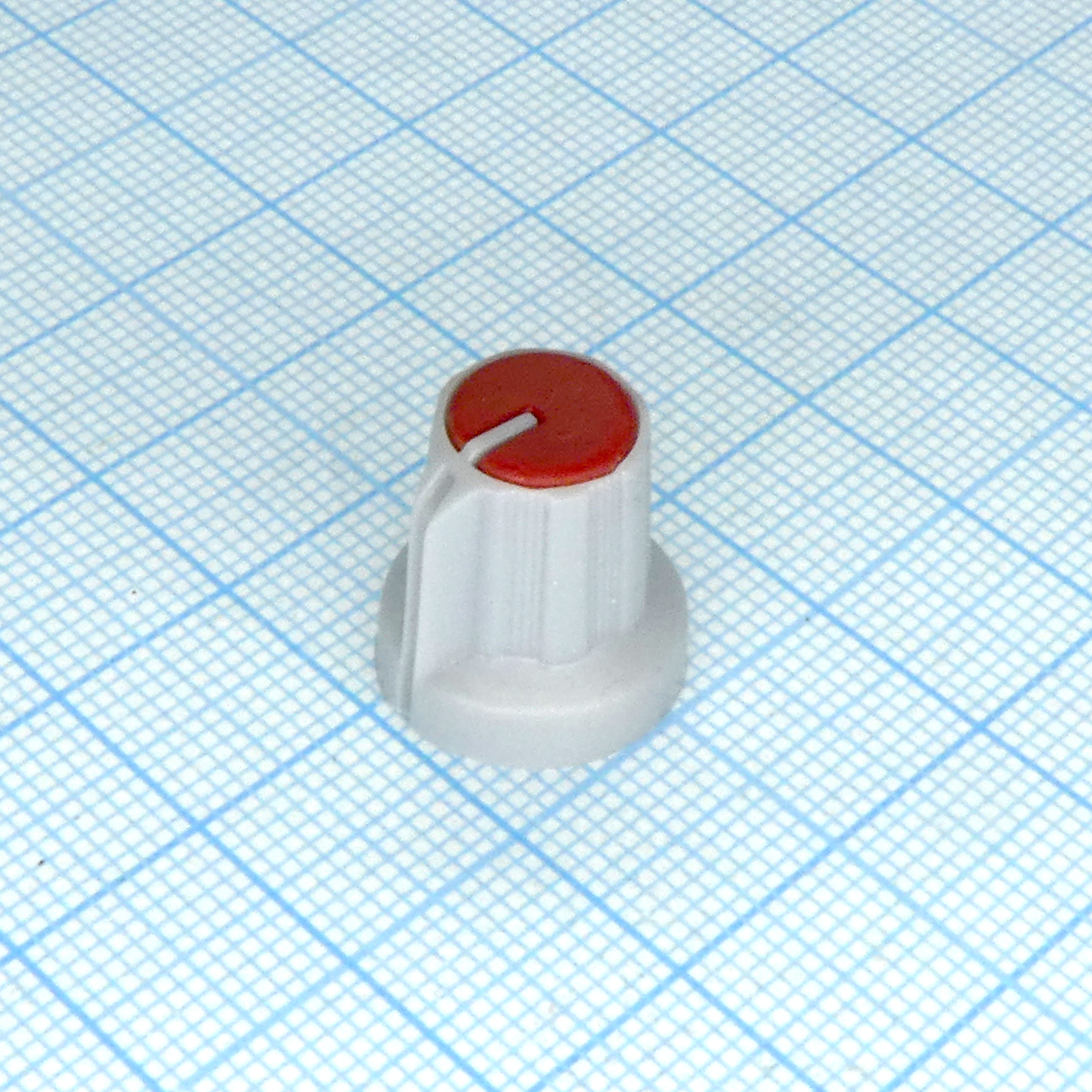 Ручка RR4836 серо-красн. насечка, d=6mm - Ручка управления, на вал 6 мм с насечкой, серо-красная