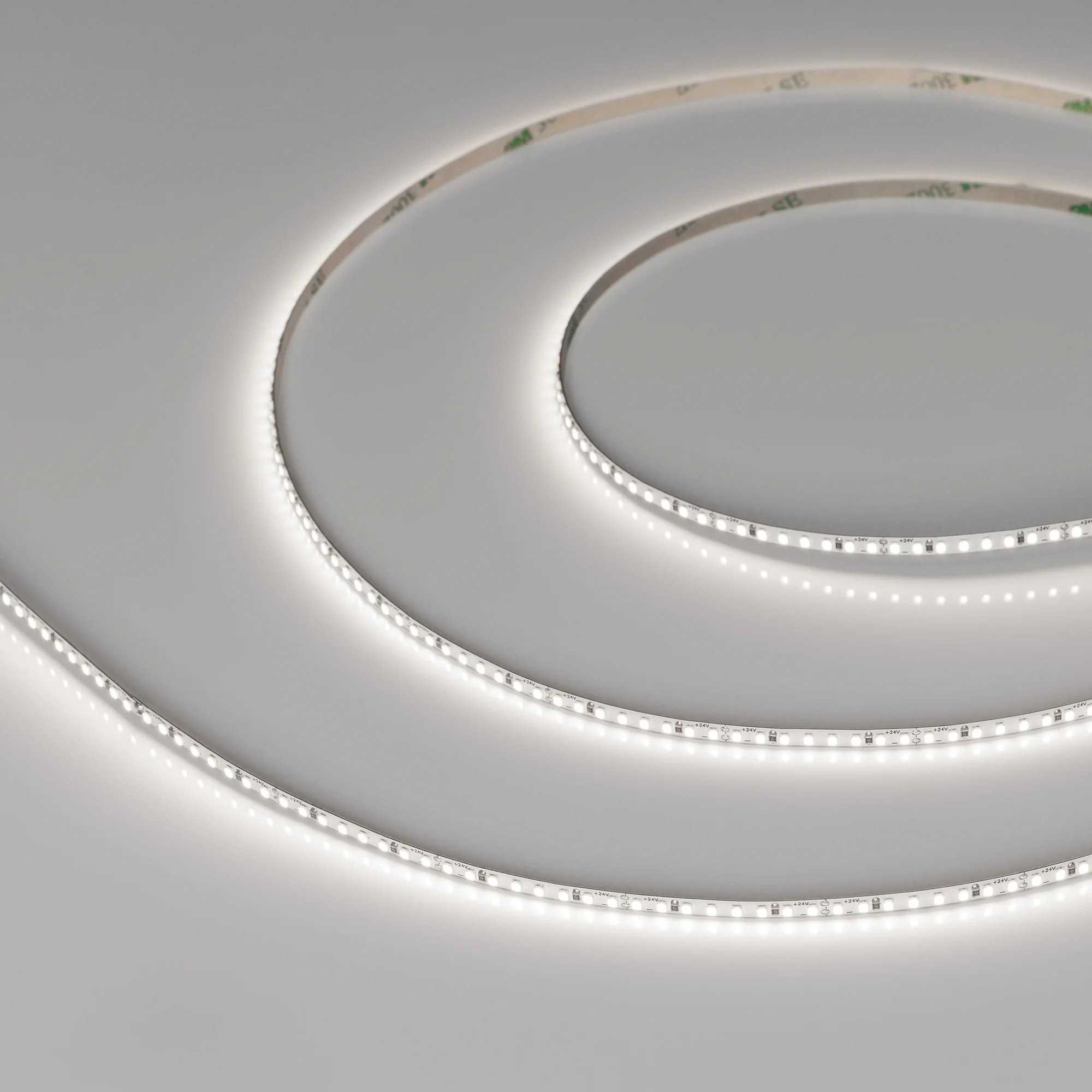 Лента MICROLED-M240-4mm 24V Day5000 (8 W/m, IP20, 2216, 5m) 047868 - Светодиодная лента MICROLED-M240, открытая IP20. Светодиоды 2216, 240 шт/м (1200 шт на 5м), белая плата, скотч 3M. Цвет ДНЕВНОЙ 5000K, цветопередача CRI>90, угол 120°. Питание 24 В, мощн