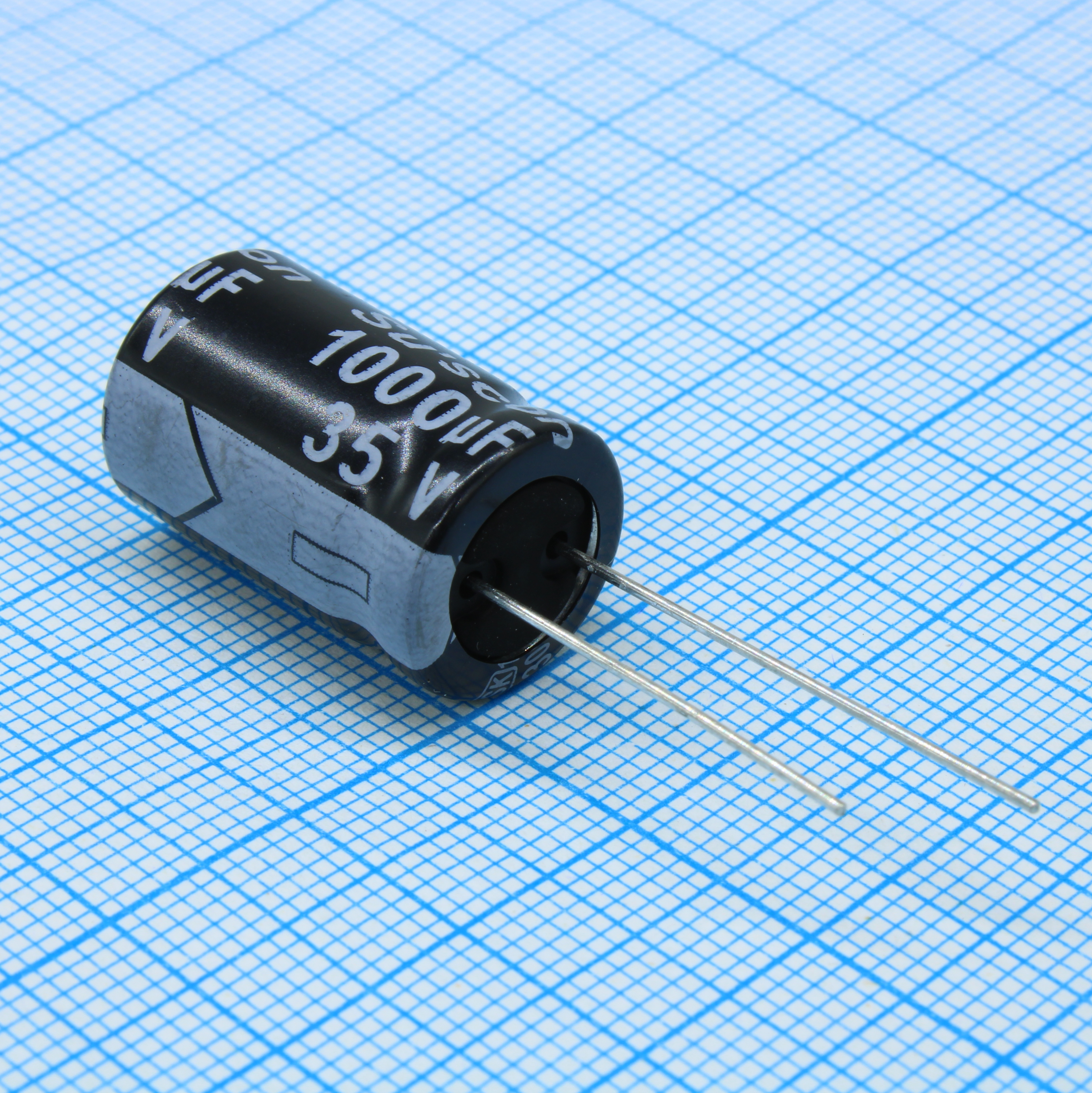 SK035M102I21TKKKS00R - Конденсатор алюминиевый электролитический радиальный 1000мкФ 35В ±20% 13х21 P:5мм -25°С...+105°C