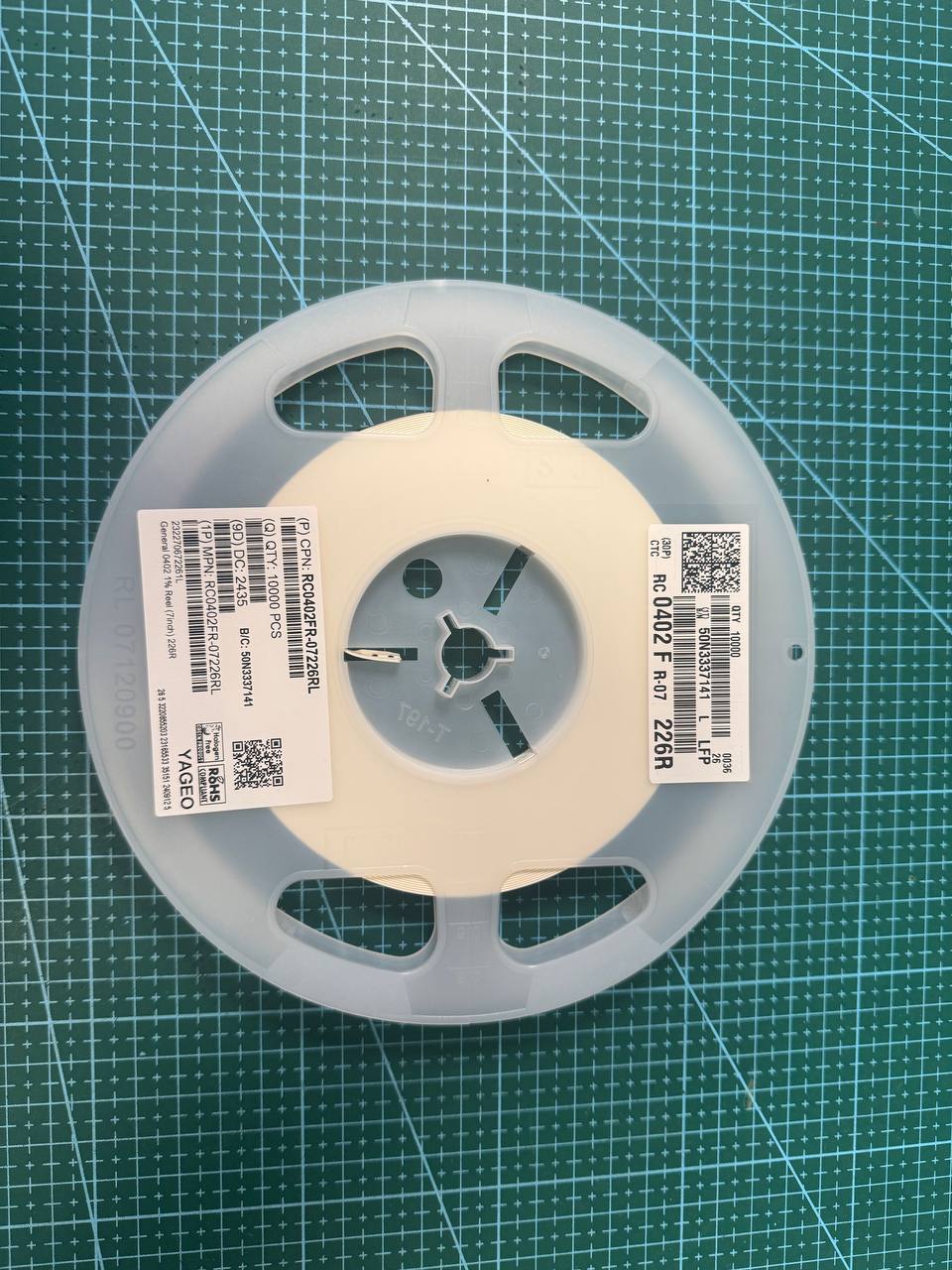 Резистор RC0402FR-07226RL (Yageo)