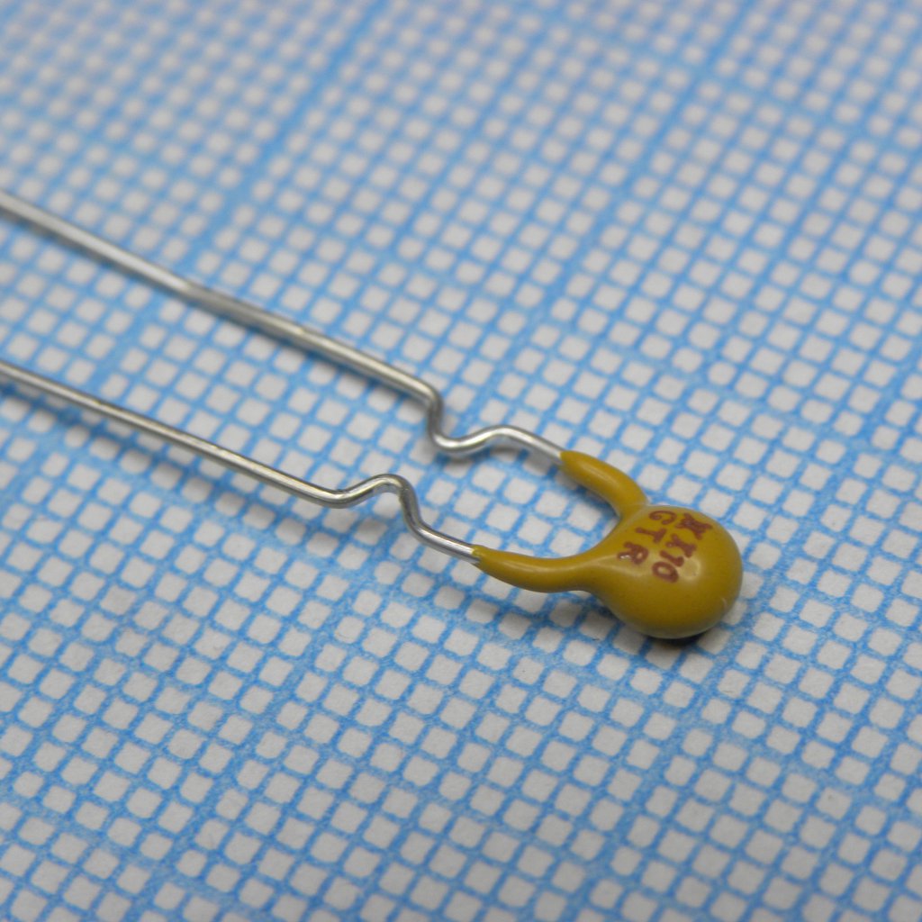 RXEF010-2 - Самовосстанавливающийся предохранитель PTC 0.1A(hold) 0.2A(trip) 60V 40A 0.38W 4s 2.5Ohm Radial 7.4 X 3 X 11.6mm, T/R