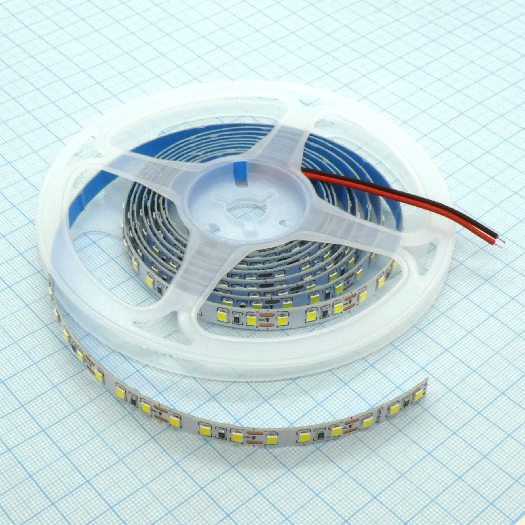 LED-лента 2835 W/120 чипов/1м/12V - самоклеящаяся / белая / 120 чип диодов 2835 на метр / потребляемая мощность 9,6 Вт/м / 840Лм/м / 4500k / 8мм