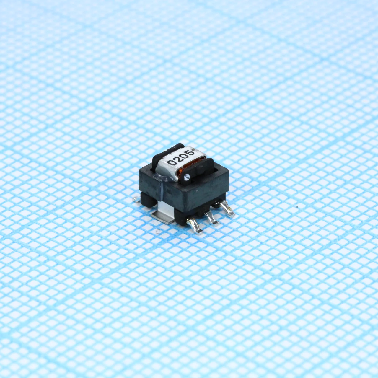 B82801B0205A100 - Датчик тока 1:100 1000VAC 0.0008Ohm Prim. DCR 5.5Ohm Sec. DCR 2000uH Prim. 20000mA Prim. 6Te