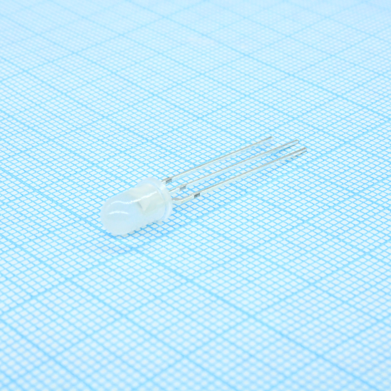 FYL-5019UEUGW1B - Светодиод 5мм/красный/620нм/200мкд - зеленый/572нм/260мкд/белый матовый/50°