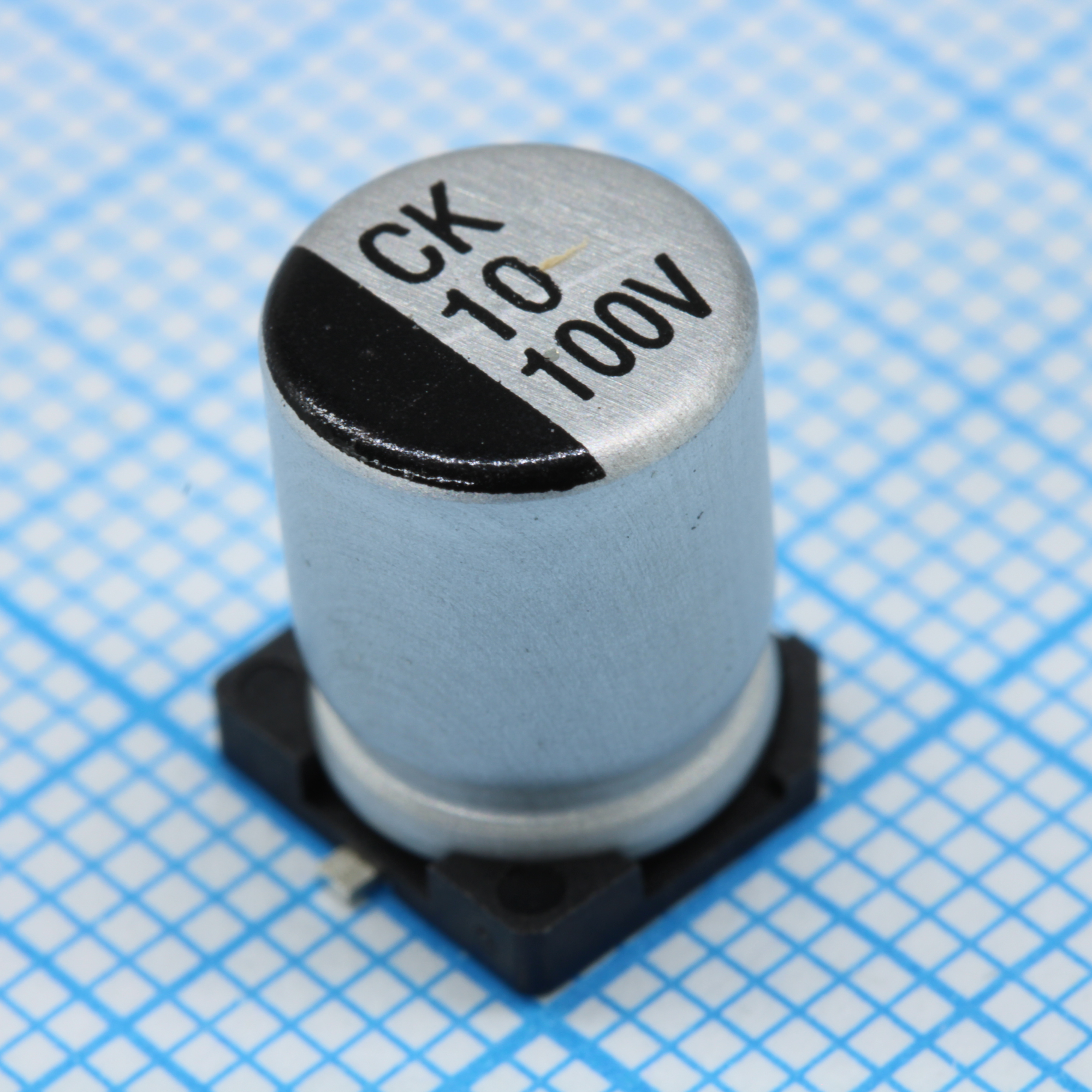 JCK2A100M080105 - Конденсатор алюминиевый электролитический SMD 10мкФ 100В ±20% (8х10.5)мм 77мА 2000час 105°C лента на катушке