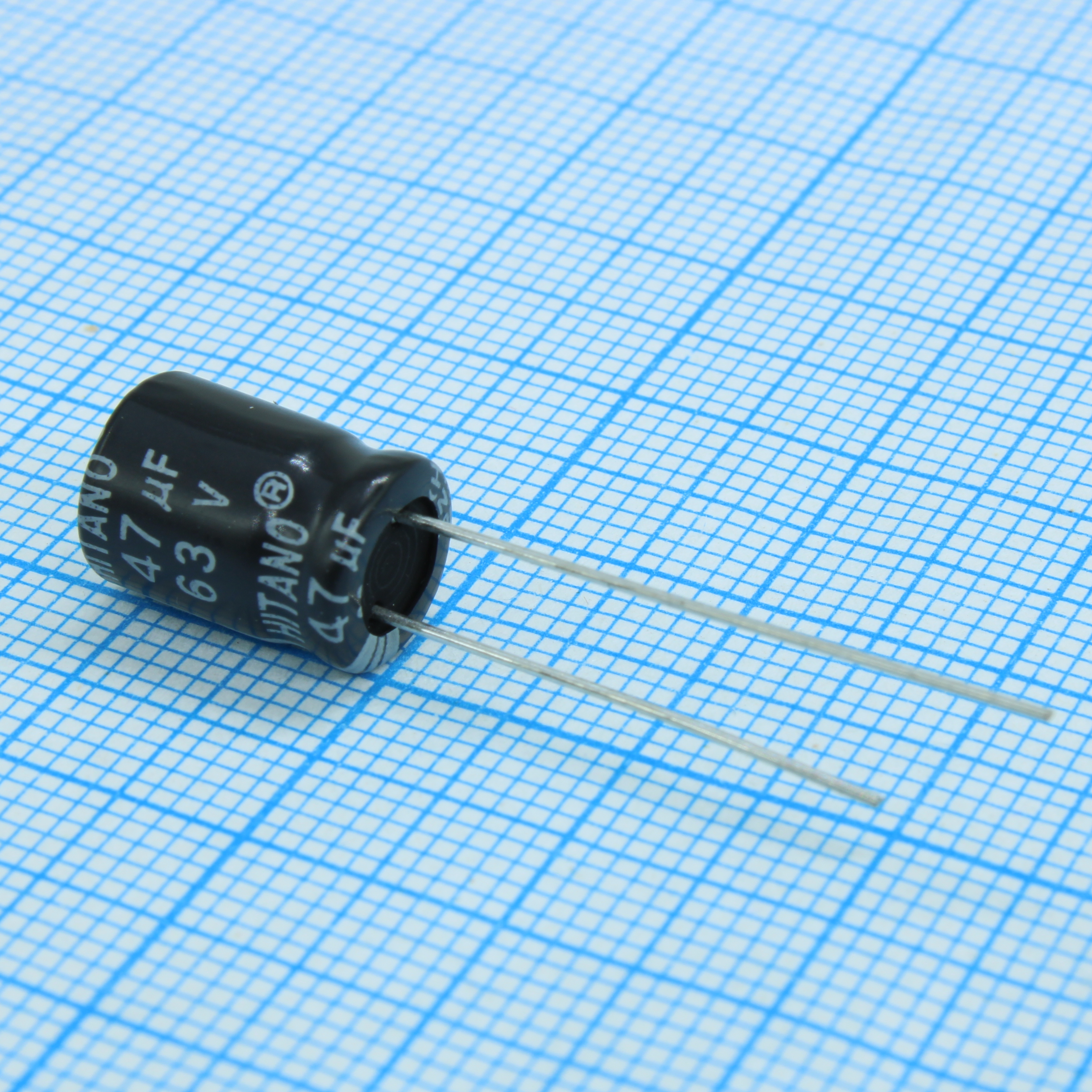 EHR470M63B - Конденсатор алюминиевый электролитический 47мкФ 63В  ±20% (8 х 12мм) радиальные выводы 3.5мм 140мА 2000час 105°С россыпь