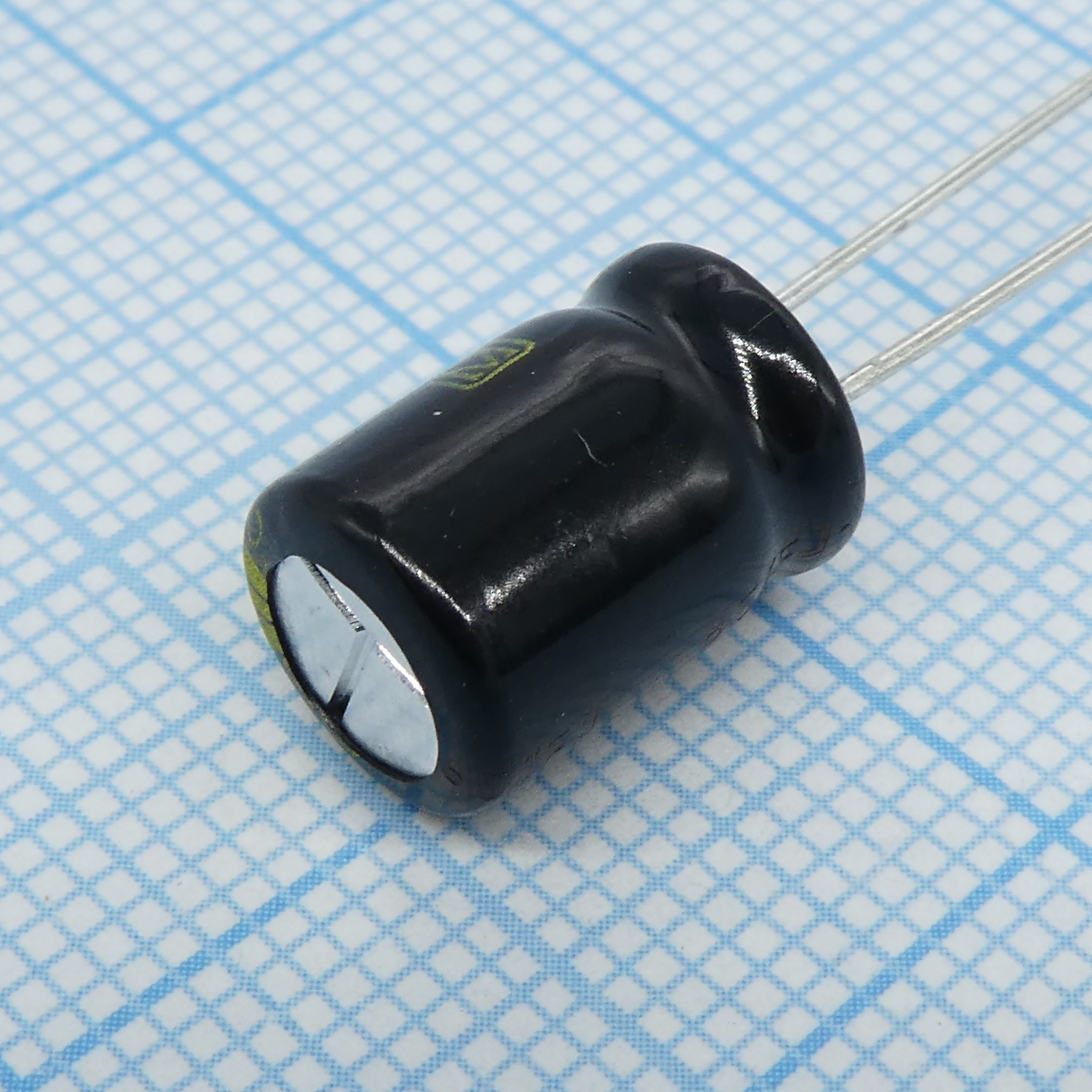 EEUFM1E221 - Конденсатор алюминиевый электролитический 220мкФ 25В 20% (8 X 11.5мм) радиальные выводы 3.5мм 950мА 3000час 105°С Россыпь