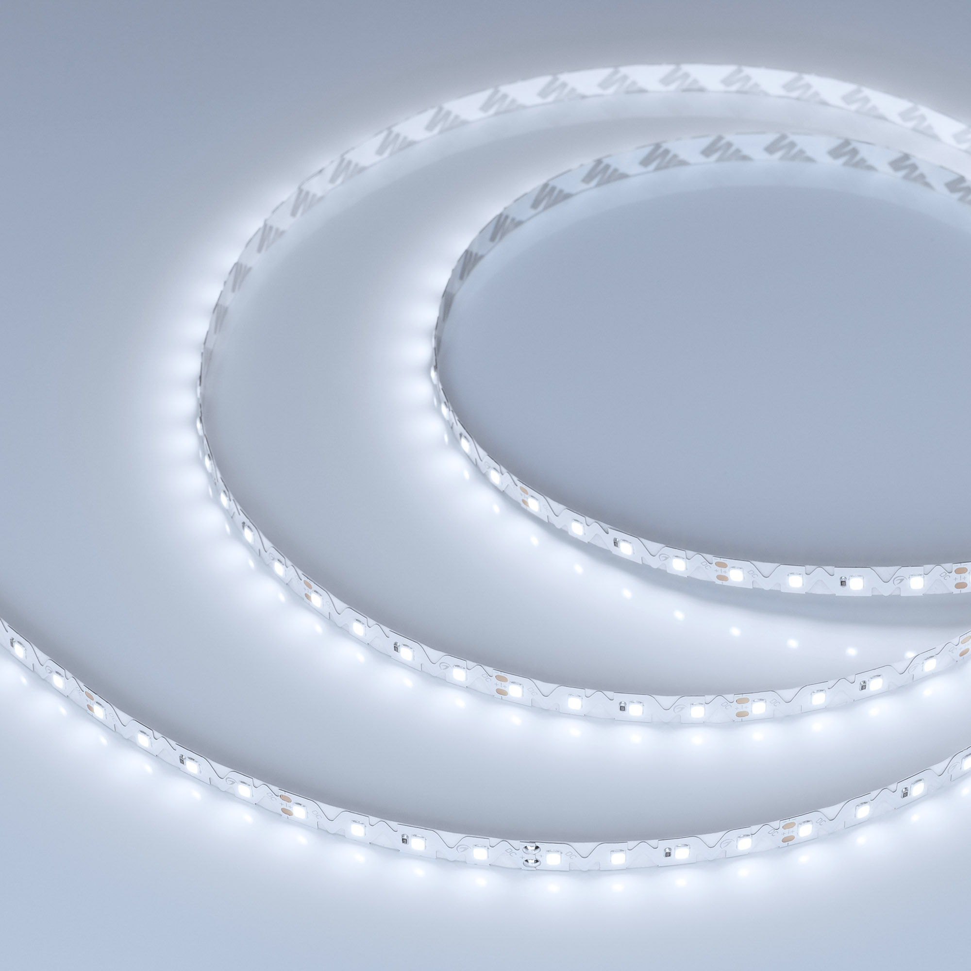 Лента RZ-A80-8mm 24V White6000 (8 W/m, IP20, 2835, 5m) 046012 - Гибкая лента с фигурной платой в форме волны, легко изгибается на плоскости. Светодиоды smd 2835, 80 шт/м (400 шт на 5 м), белая плата 8мм, скотч 3М. Цвет ХОЛОДНЫЙ 6000 K. Питание 24 В, мощно