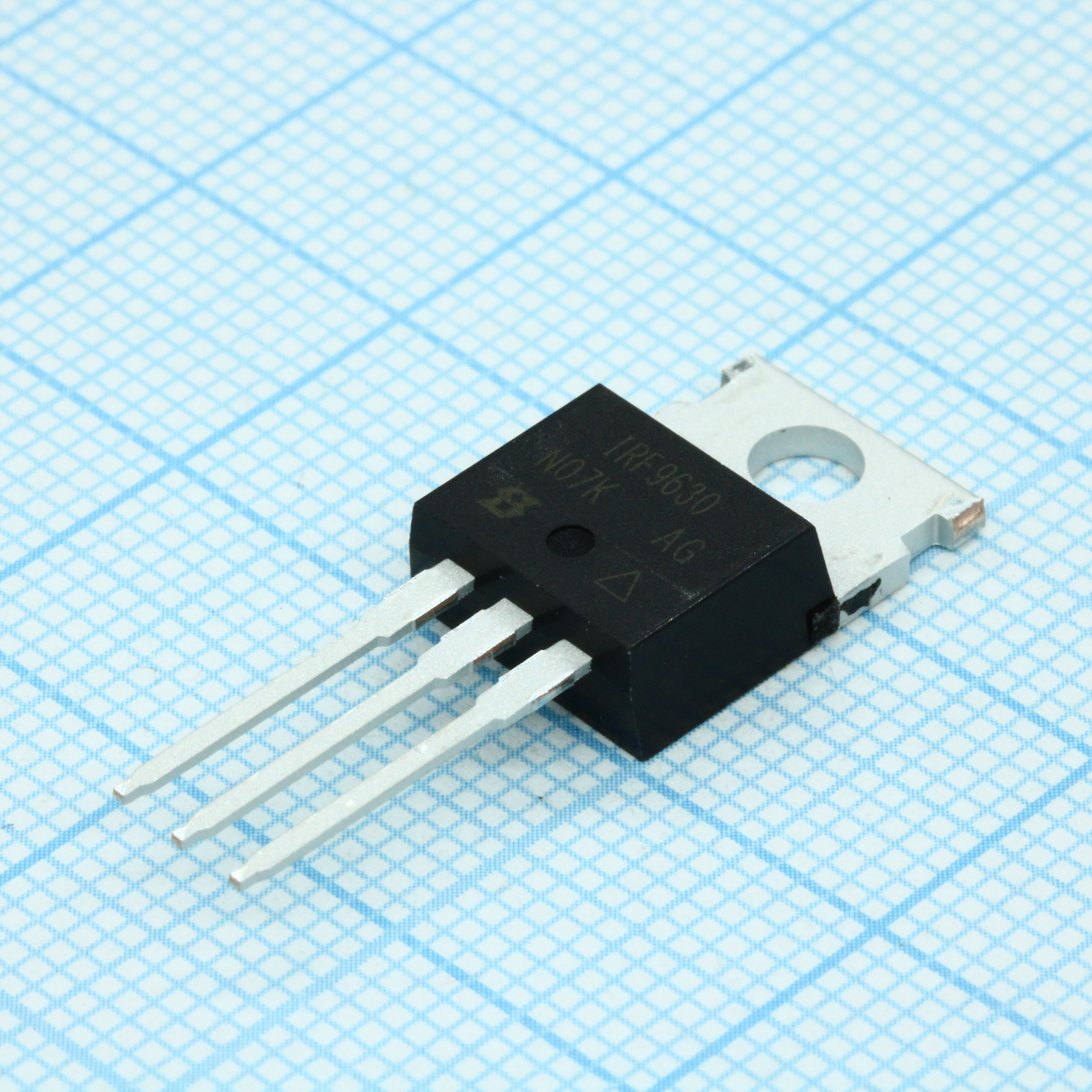 IRF9630PBF - Транзистор полевой MOSFET P-канальный 200В 6.8А 74Вт, 0.8 Ом