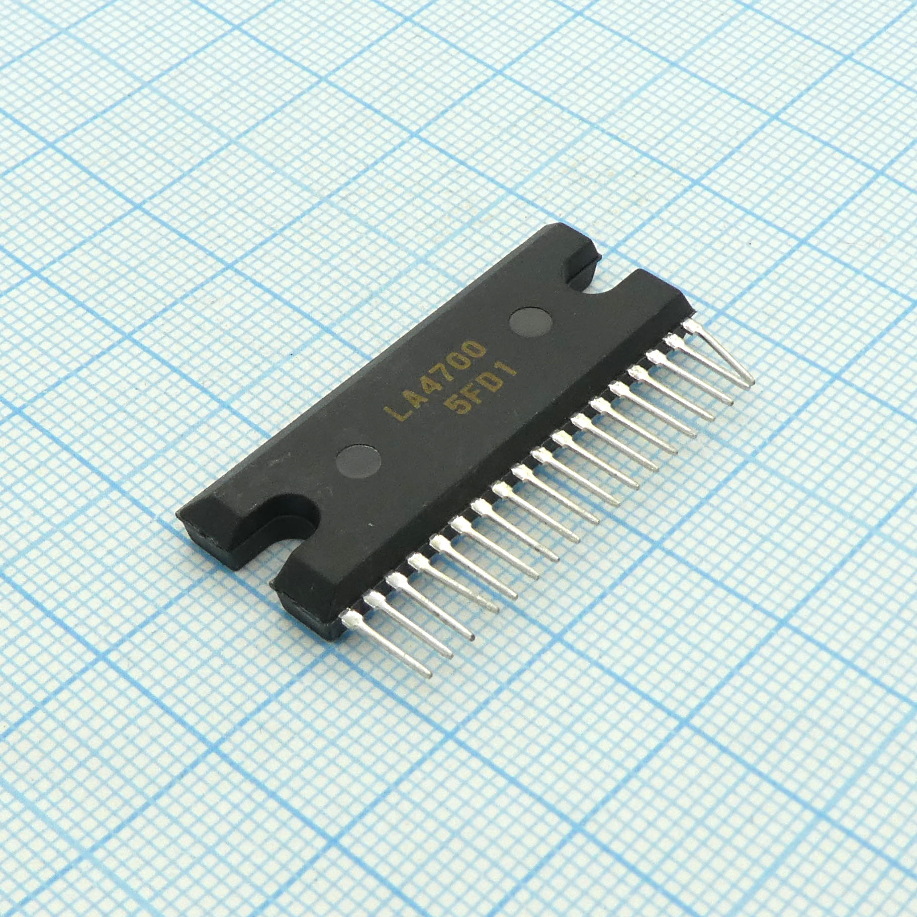 LA4700 - УHЧ  2x12Вт BTL (13.2В/4 Ом), 50дБ