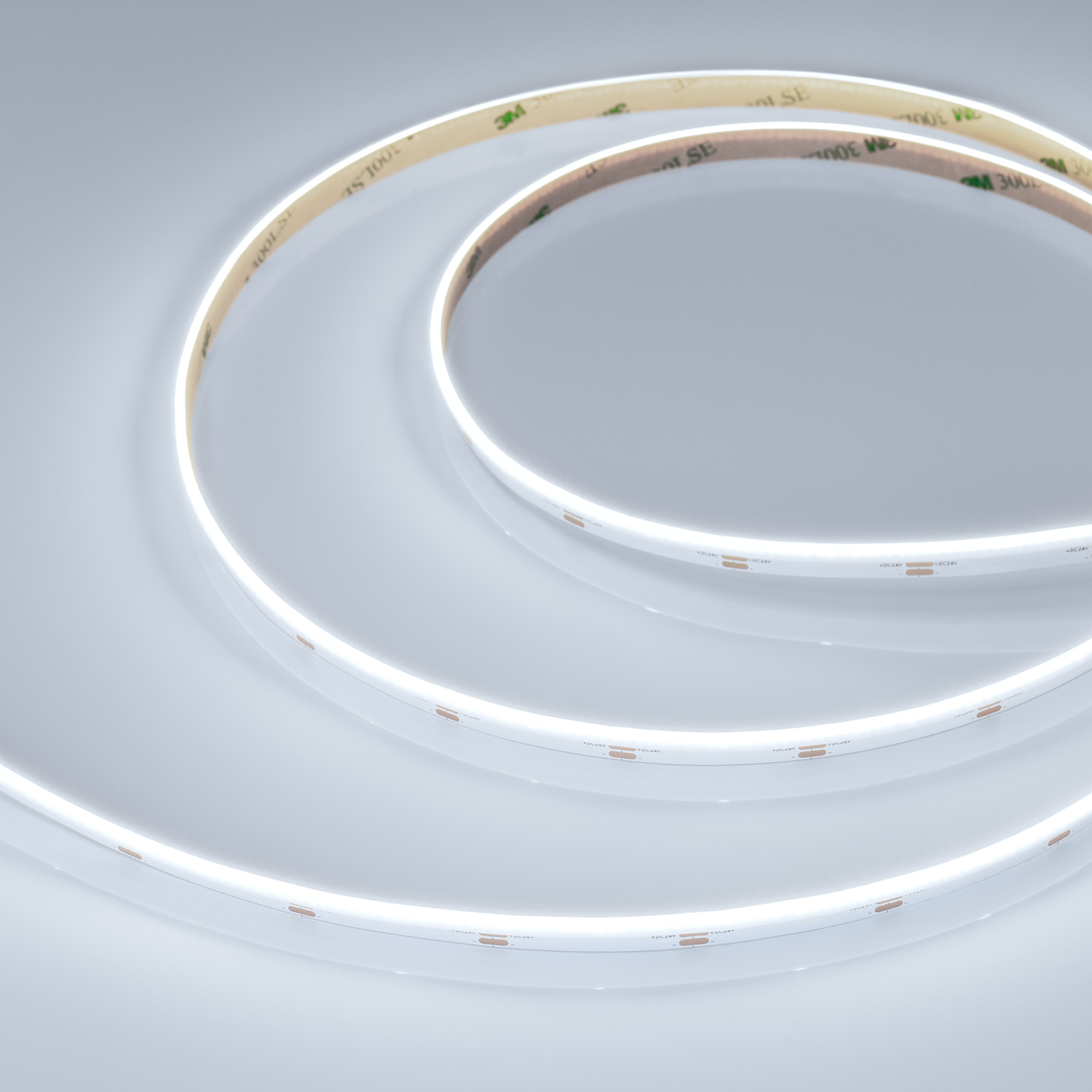 Лента COB-S-X480-8mm 24V White6000 (6 W/m, IP20, 5m) 046901 - Лента COB бокового свечения сплошной засветки без видимых светодиодов. Светодиоды CSP 480 шт/м (2400шт на 5м). Цвет свечения БЕЛЫЙ 6000K, высокий индекс цветопередачи CRI>90, угол 120°. Мощност