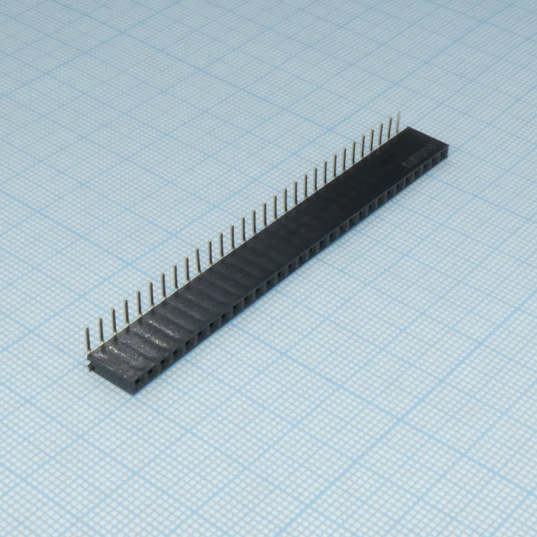 DS1024-1X30R2 - Гнездо на плату угловое 1x30 конт., шаг 2.54 мм., длина 8.5мм