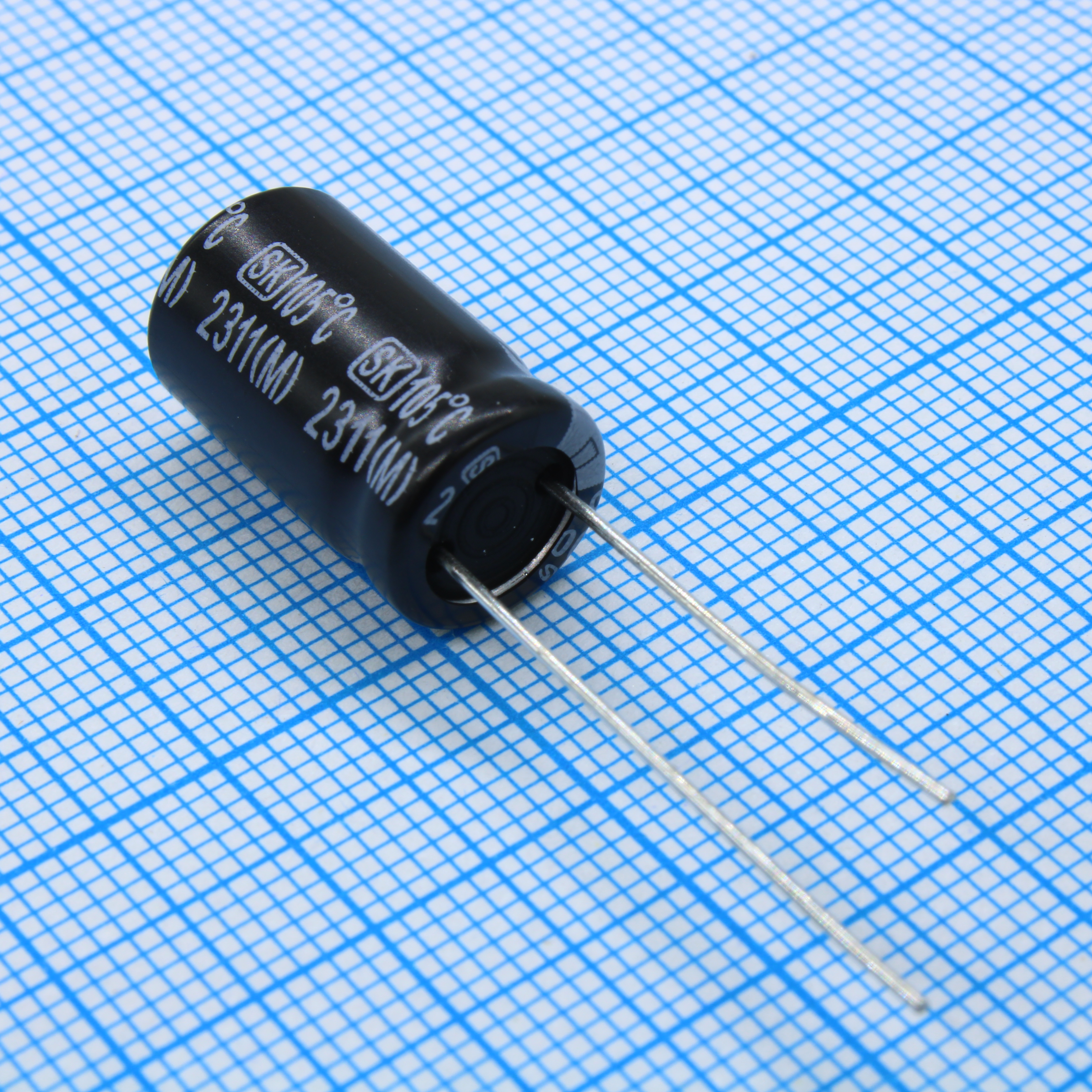 SK016M102G16PKKKS00R - Конденсатор алюминиевый электролитический 1000мкФ 16В ±20% (10х16мм) радиальный 5мм 617мА 2000час 105°С россыпь