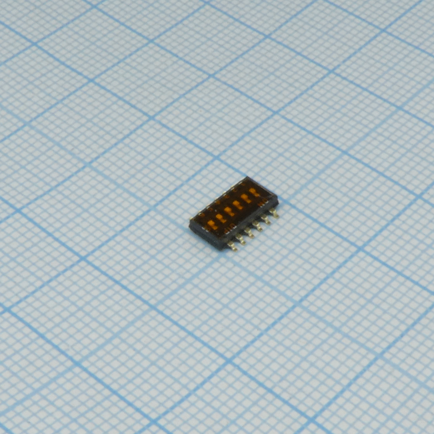 DHN-06F-T-V-T/R - Движковый переключатель 6 групп SMD монтаж 1.27мм 25мА 24В с плёнкой положение ВЫКЛ