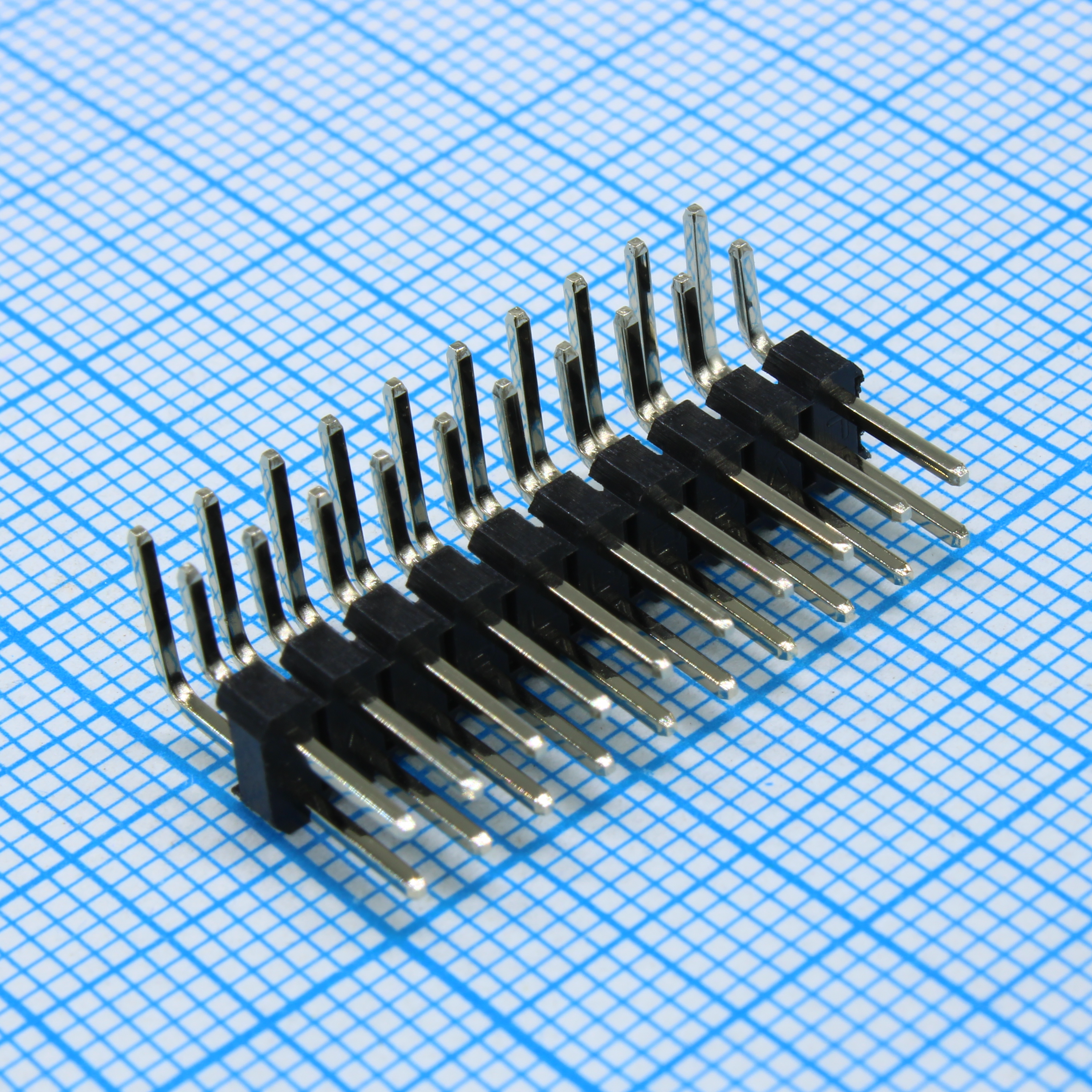 DS1022-2X10RF11-B - Соединитель штыревой, вилка на плату двухрядная угловая 20pin(2x10), шаг 2.54мм