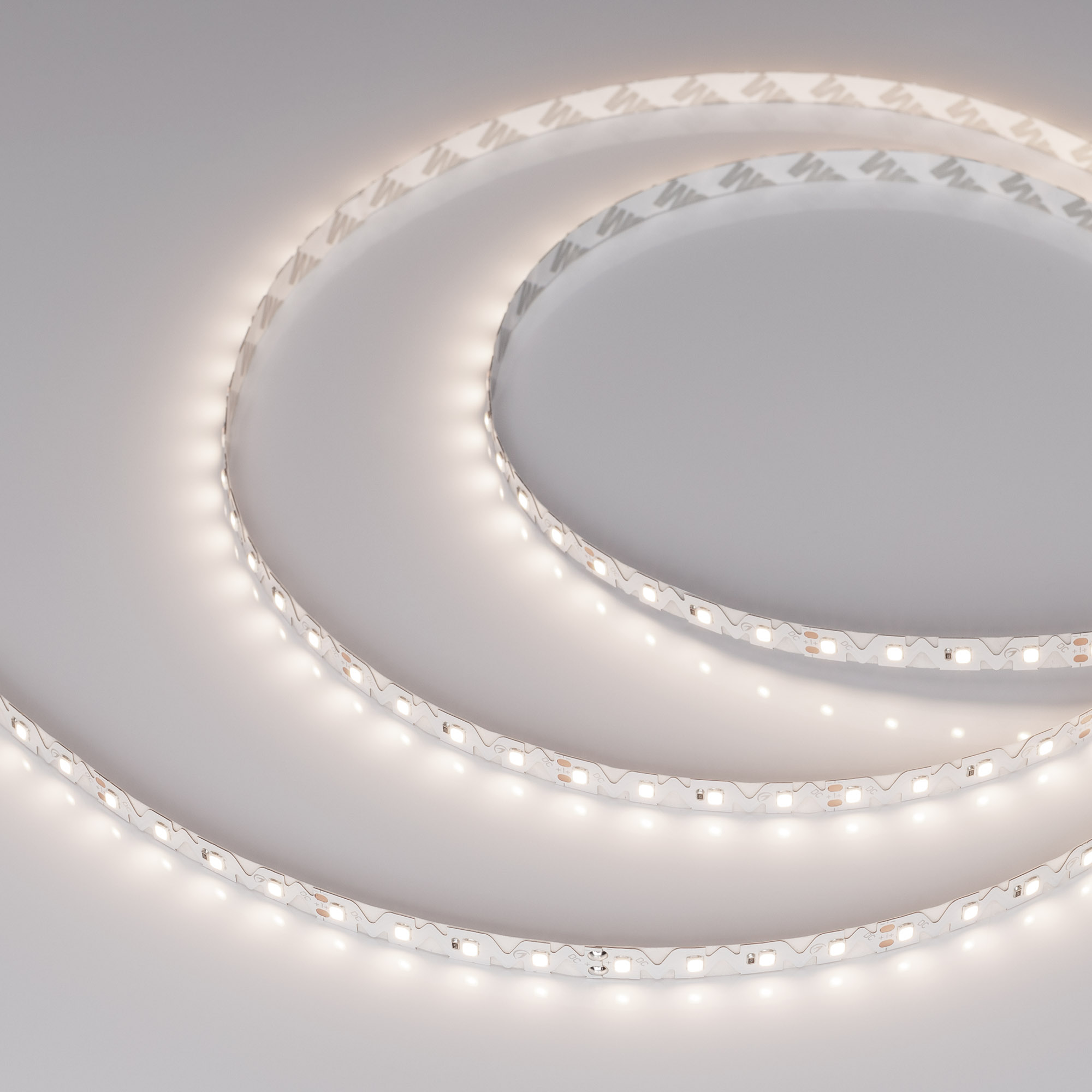 Лента RZ-A80-8mm 24V Day4000 (8 W/m, IP20, 2835, 5m) 046013 - Гибкая лента с фигурной платой в форме волны, легко изгибается на плоскости. Светодиоды smd 2835, 80 шт/м (400 шт на 5 м), белая плата 8мм, скотч 3М. Цвет ДНЕВНОЙ 4000 K. Питание 24 В, мощность