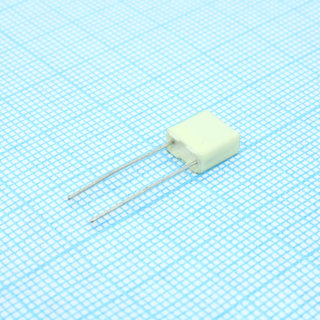 R82EC3220DQ70K - Конденсатор металлоплёночный полиэтилентерефталатный 0.22мкФ 100В ±10% (7.2х3.5х7.5мм) шаг выводов 5мм 105°С автомобильного применения лента в коробке