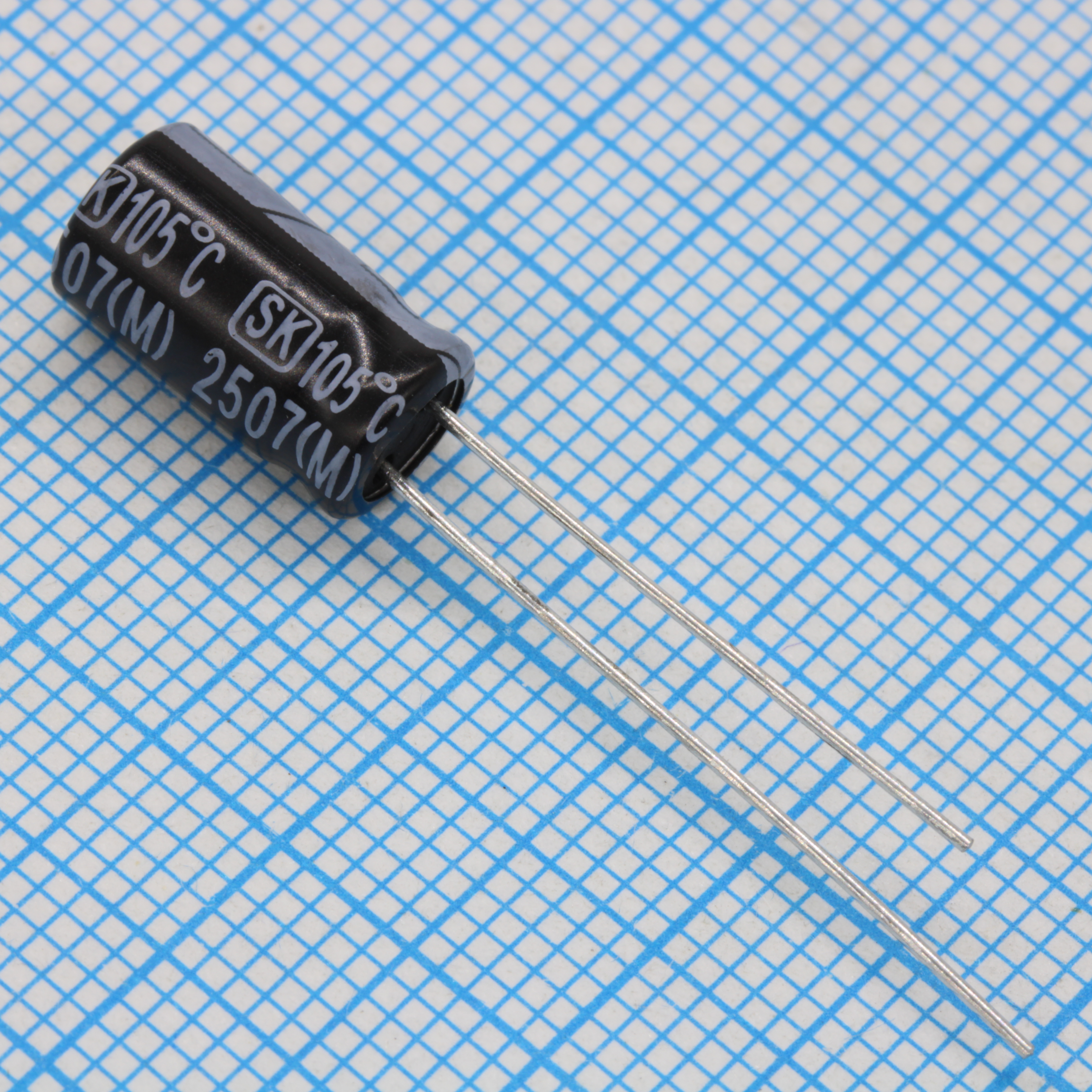 SK010M471E11PKKKS00R - Конденсатор алюминиевый электролитический 470мкФ 10В ±20% (6.3х11мм) радиальный 2.5мм 2000час 105°C россыпь