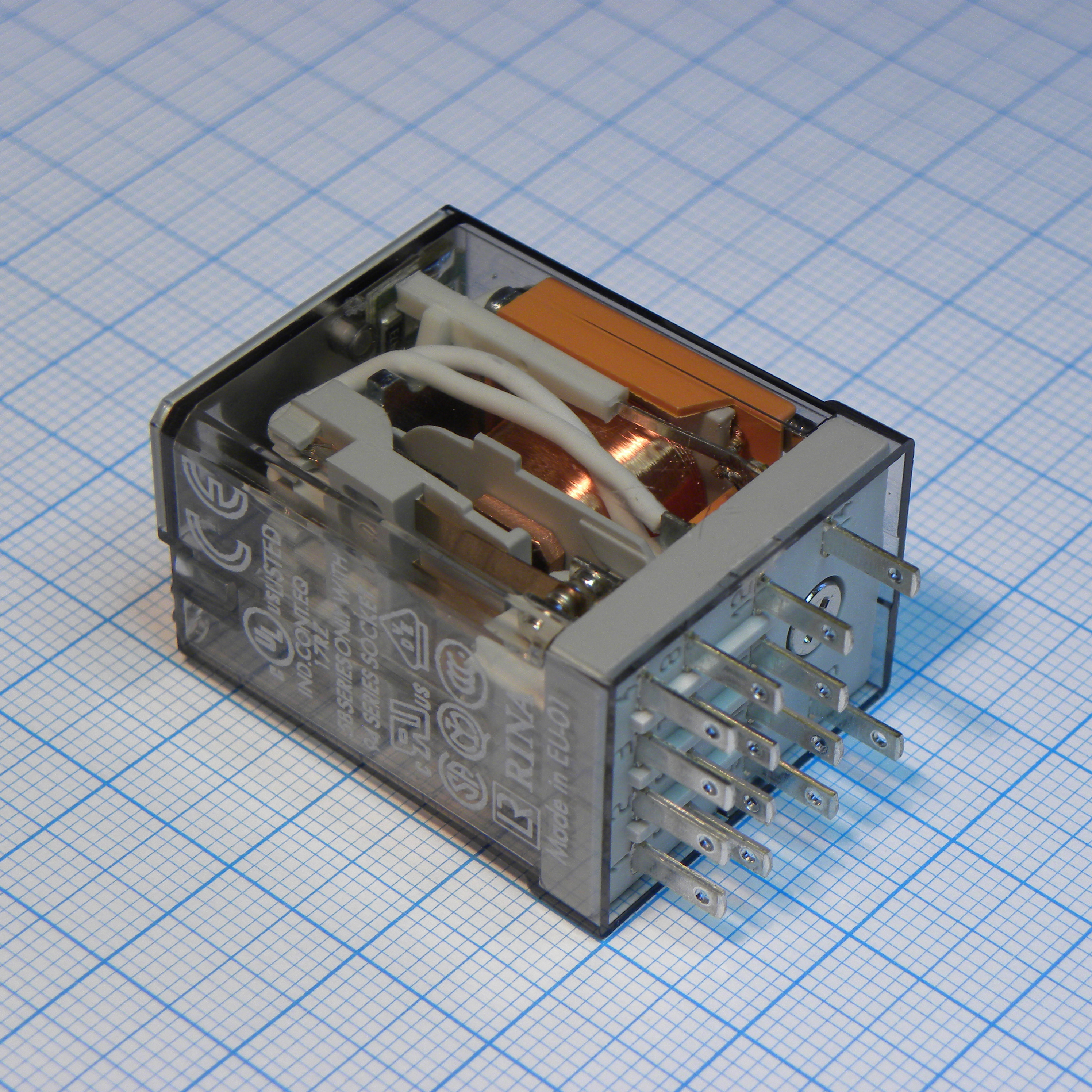 55.34.8.230.0030 - Миниатюрное универсальное электромеханическое реле; монтаж в розетку; 4CO 7A; контакты AgNi; катушка 230В АC; степень защиты RTI; опции: LED