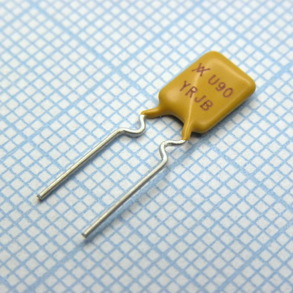 RUEF090 - Самовосстанавливающийся предохранитель PTC 0.9A(hold) 1.8A(trip) 30V 100A 0.6W 5.9s 0.07Ohm Radial 7.4 X 3 X 12.2mm Bag
