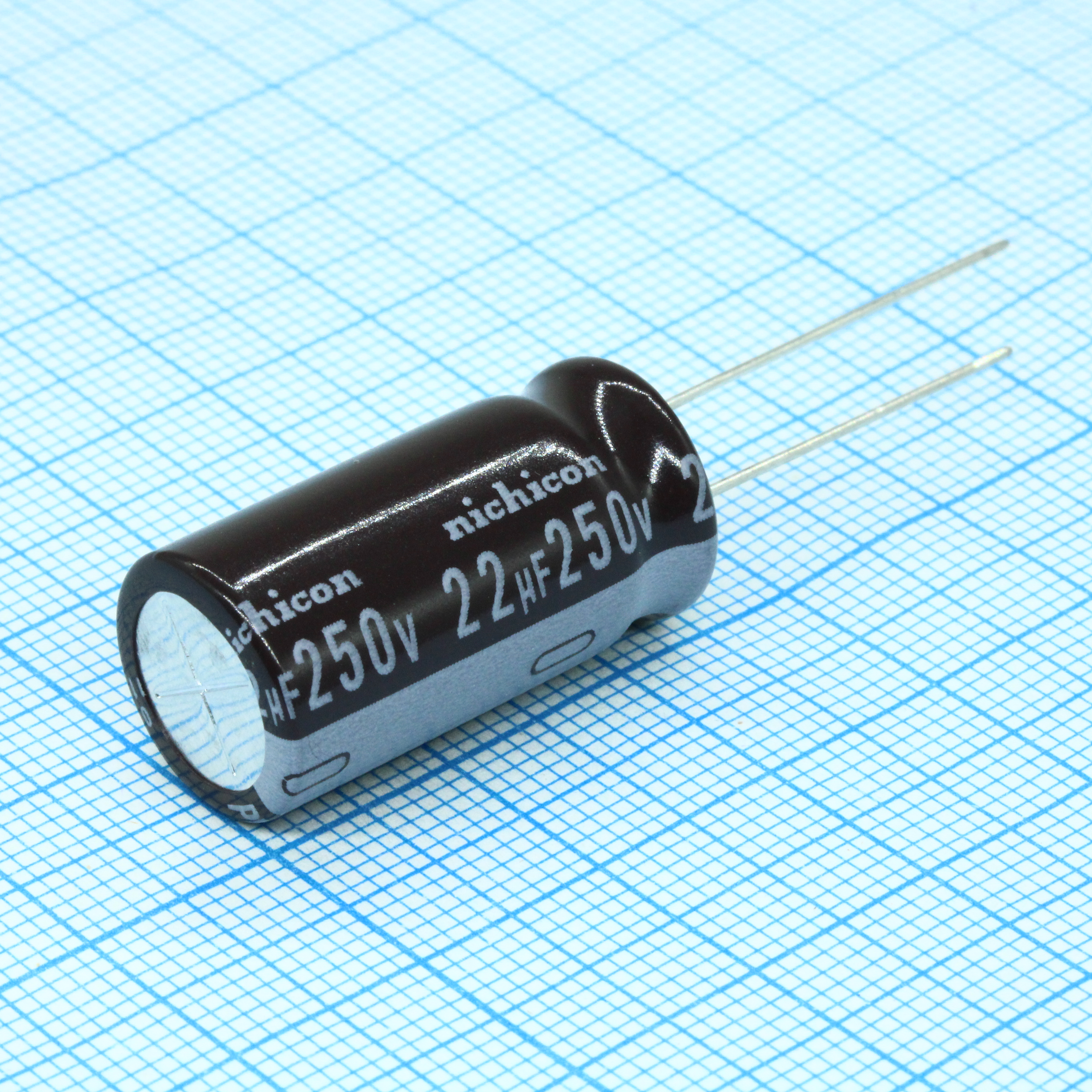 UPW2E220MHD - Конденсатор алюминиевый электролитический 22мкФ 250В ±20% (12.5 X 25мм) радиальный 5мм 155мА 7000час 105°С автомобильного применения россыпь