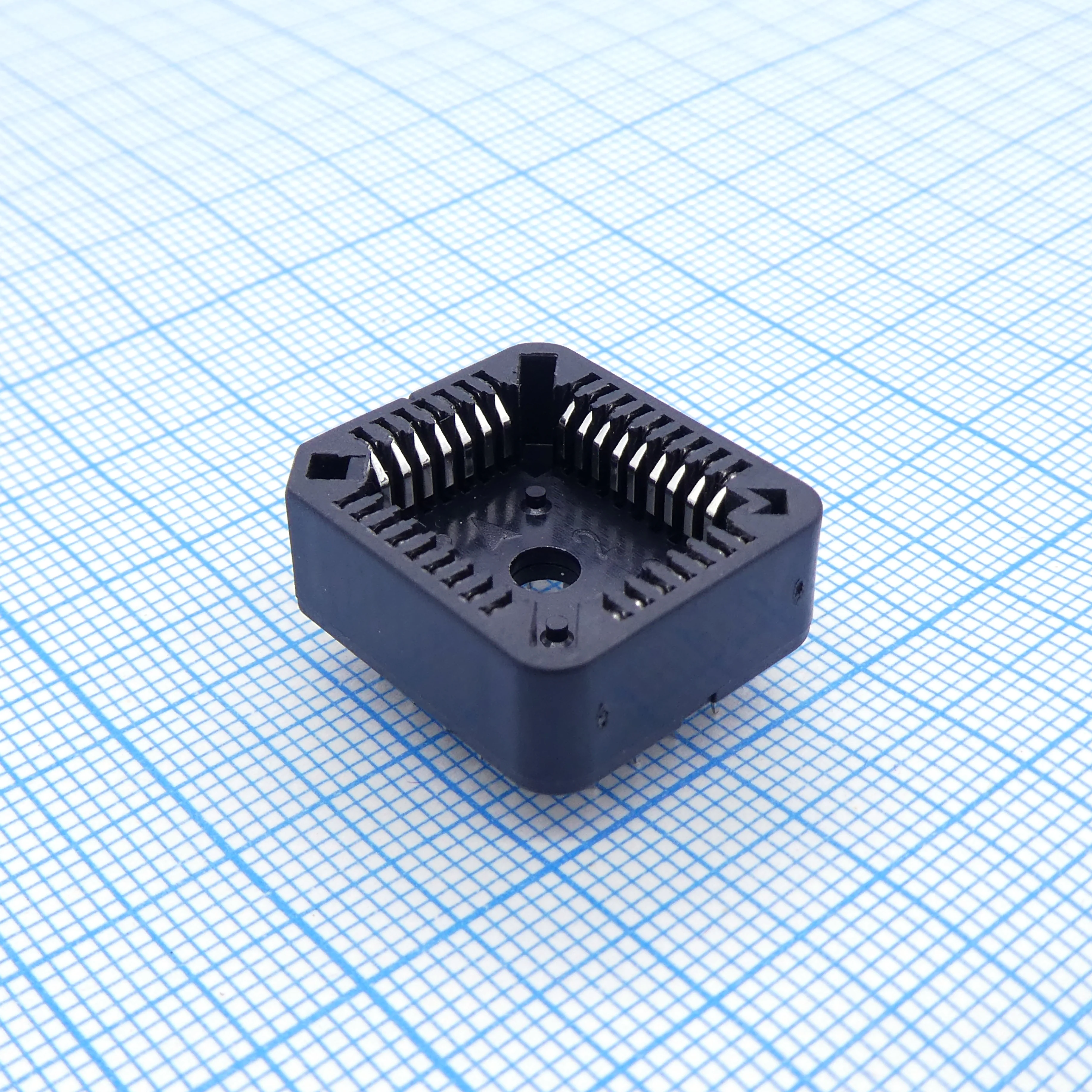 DS1032-32SDNT1A - PLCC сокет 32 контакта шаг 1.27, коричневый, H=3.81мм, DIP