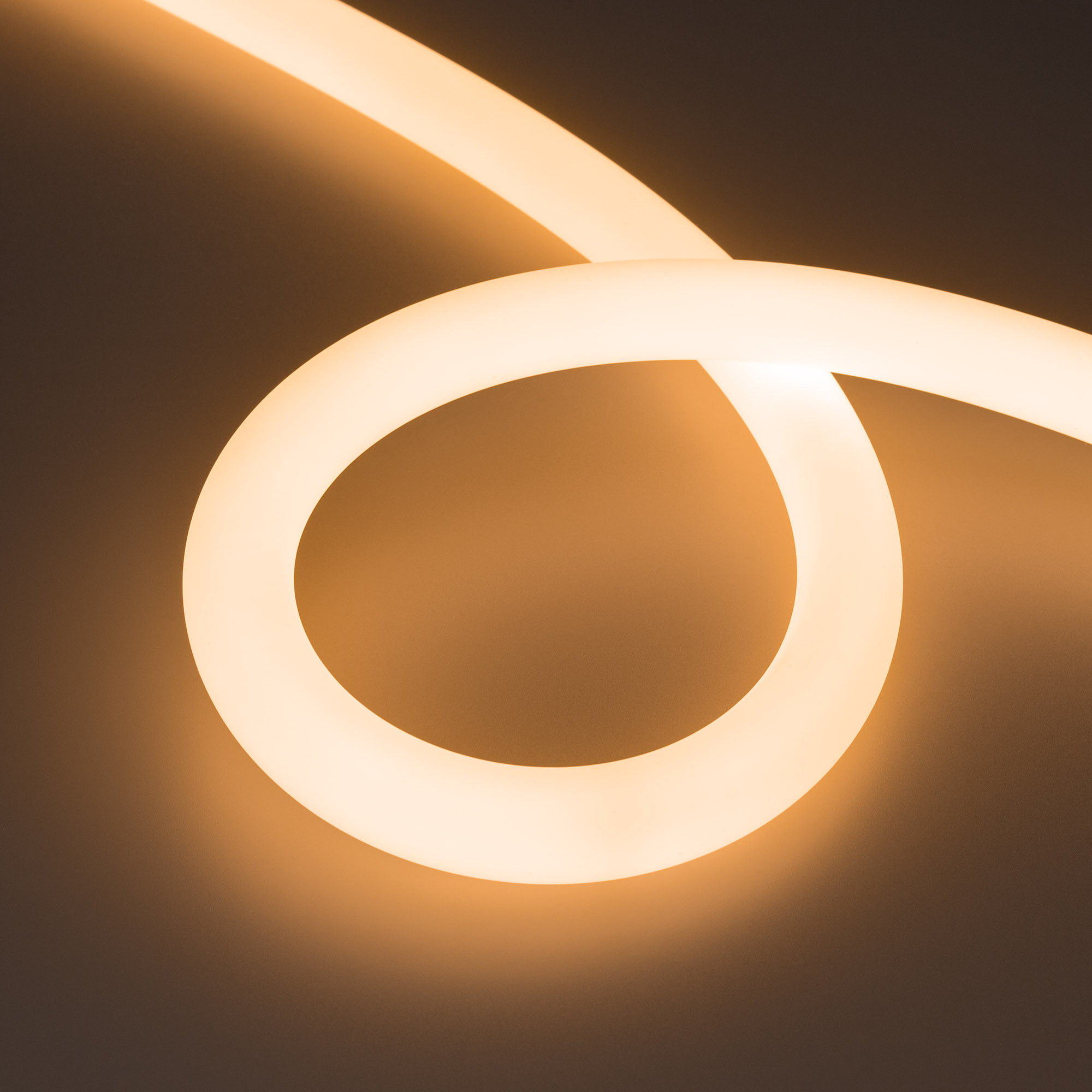 Лента герметичная MOONLIGHT-TOP-FP-X1088-D25mm 24V Warm2300 (20 W/m, IP65, 5m, wire x1) 038865 - Гибкая герметичная лента (неон серии MOONLIGHT), сечение 25х25 мм. Светодиоды CSP 1088 шт/м. Цвет свечения ТЕПЛЫЙ БЕЛЫЙ (2300 К), индекс цветопередачи CRI>90,