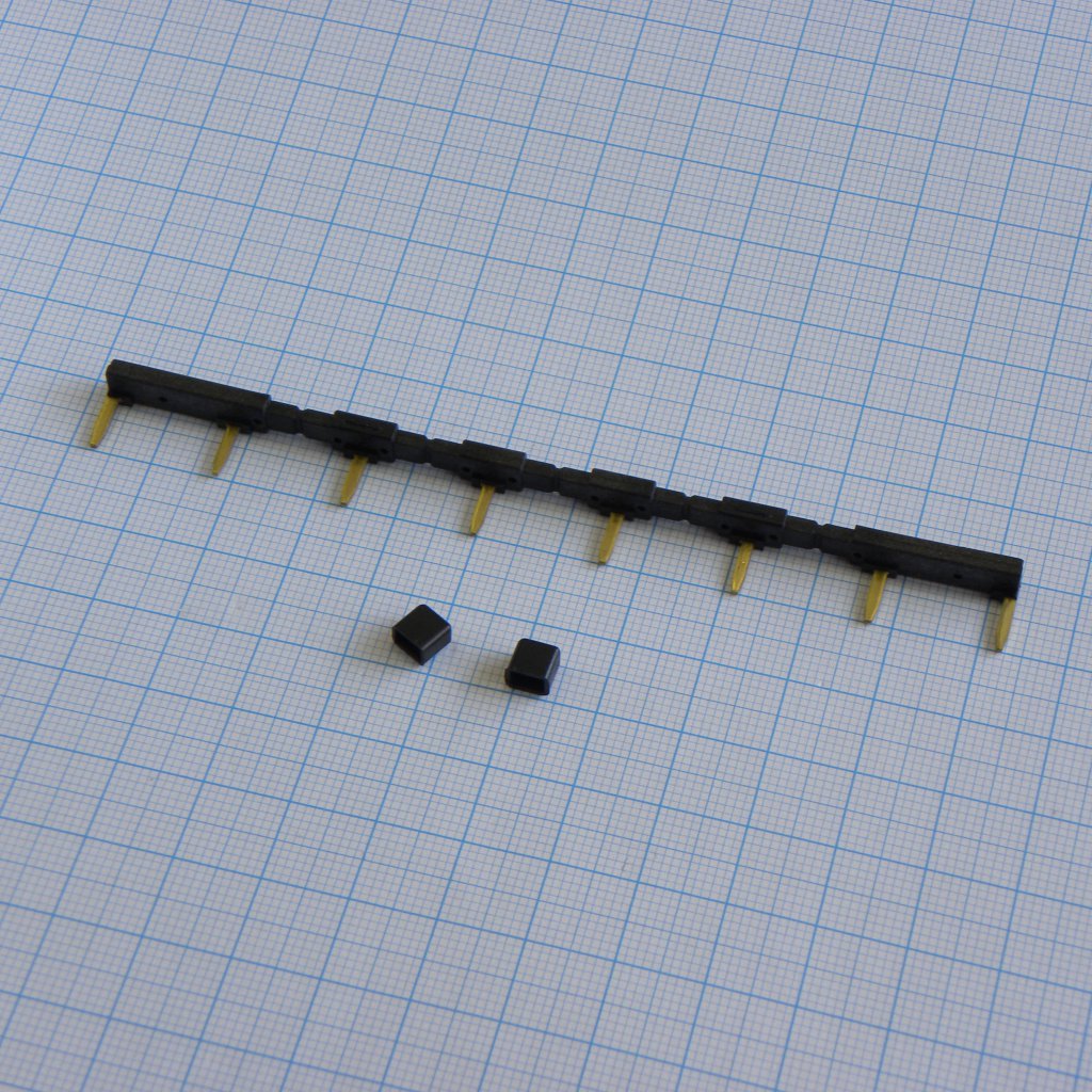 095.18.0 - 8-полюсный шинный соединитель для розеток 95.03, 95.05; черный