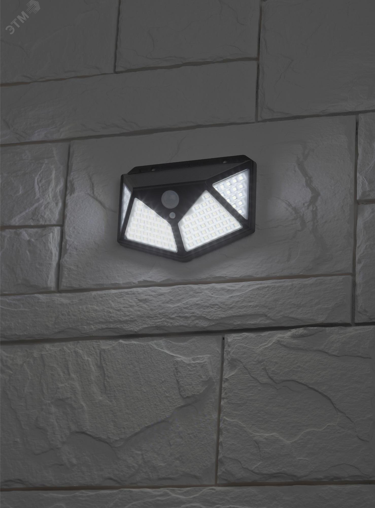 Светильник фасадный 100 LED 300лм с датч. движ. и 4-мя плоск. освещ. на солнеч. батарее ERAFS100-04 Б0045270