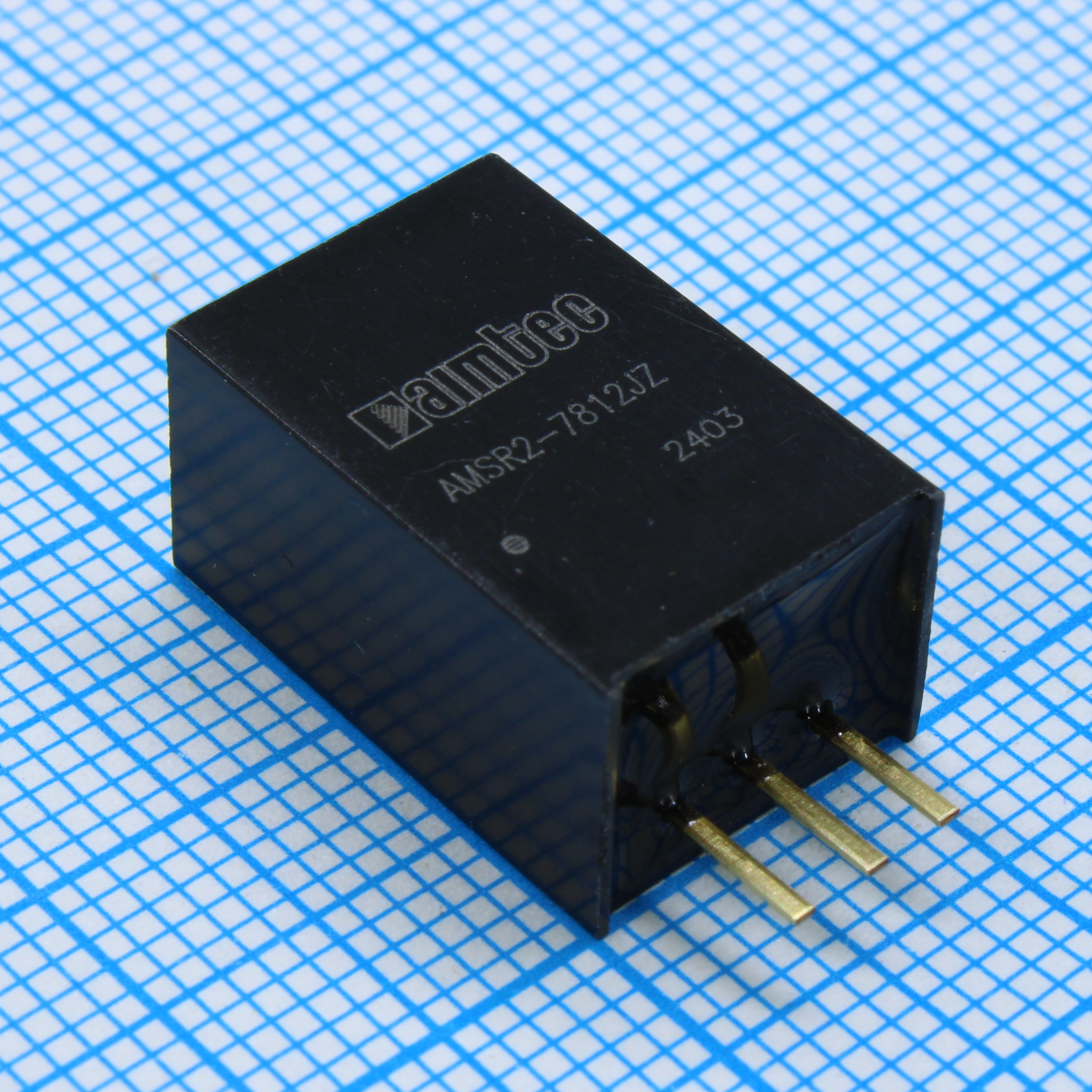 AMSR2-7812JZ - Импульсный регулятор 24 Вт  вход 16~36 В  однополярный выход 12 В  2 А  -40~85 C , дерейтинг при 71 C  MTBF:2000000 часов  КПД 94 %  максимальная емкостная нагрузка не более 470 мкФ  корпус SIP3, пластик  установка на печатную плату  8.9x11