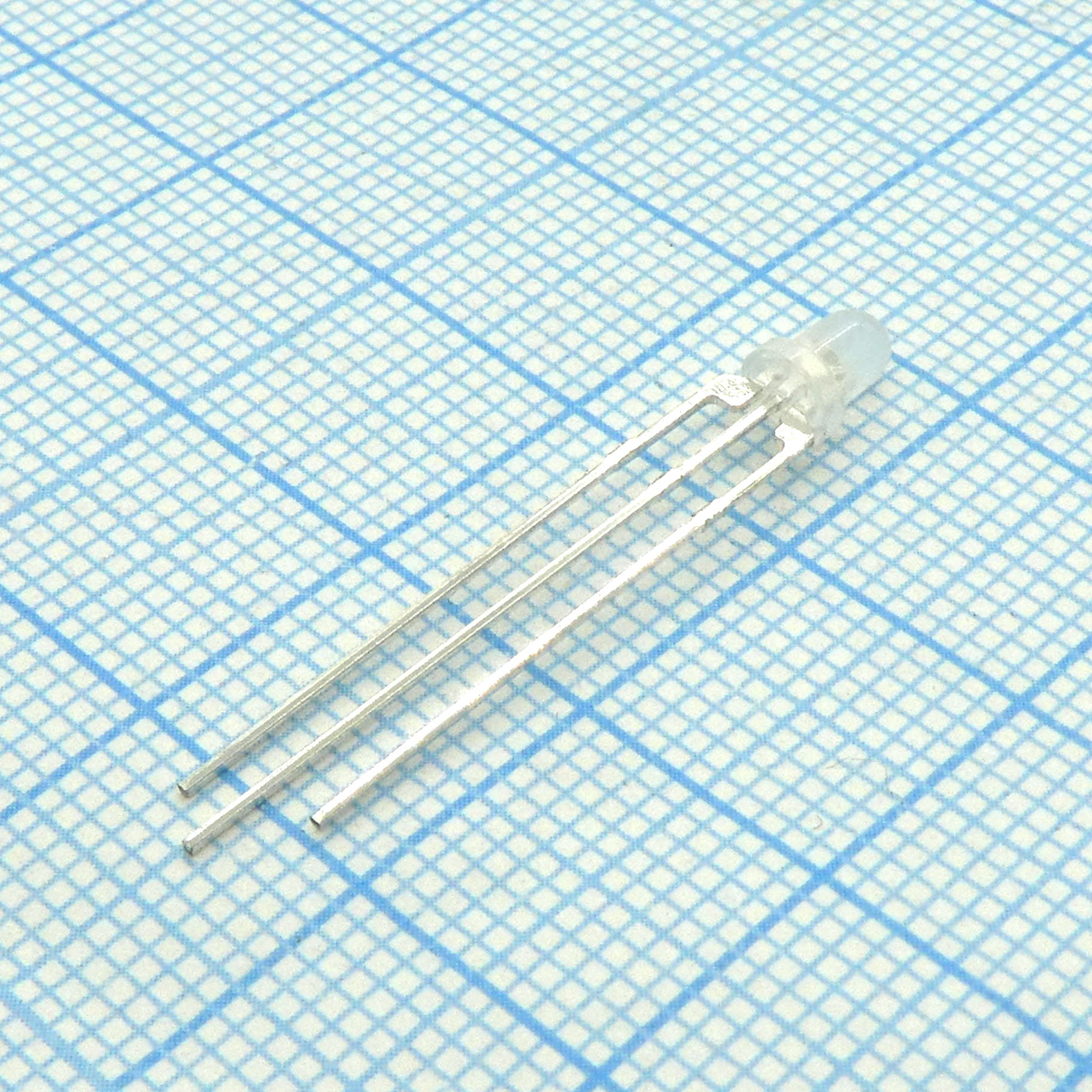 L-115VEYW - Светодиод 3мм/красный/625нм/10-50мкд/ - желтый/588нм/8-15мкд/белый матовый/60°