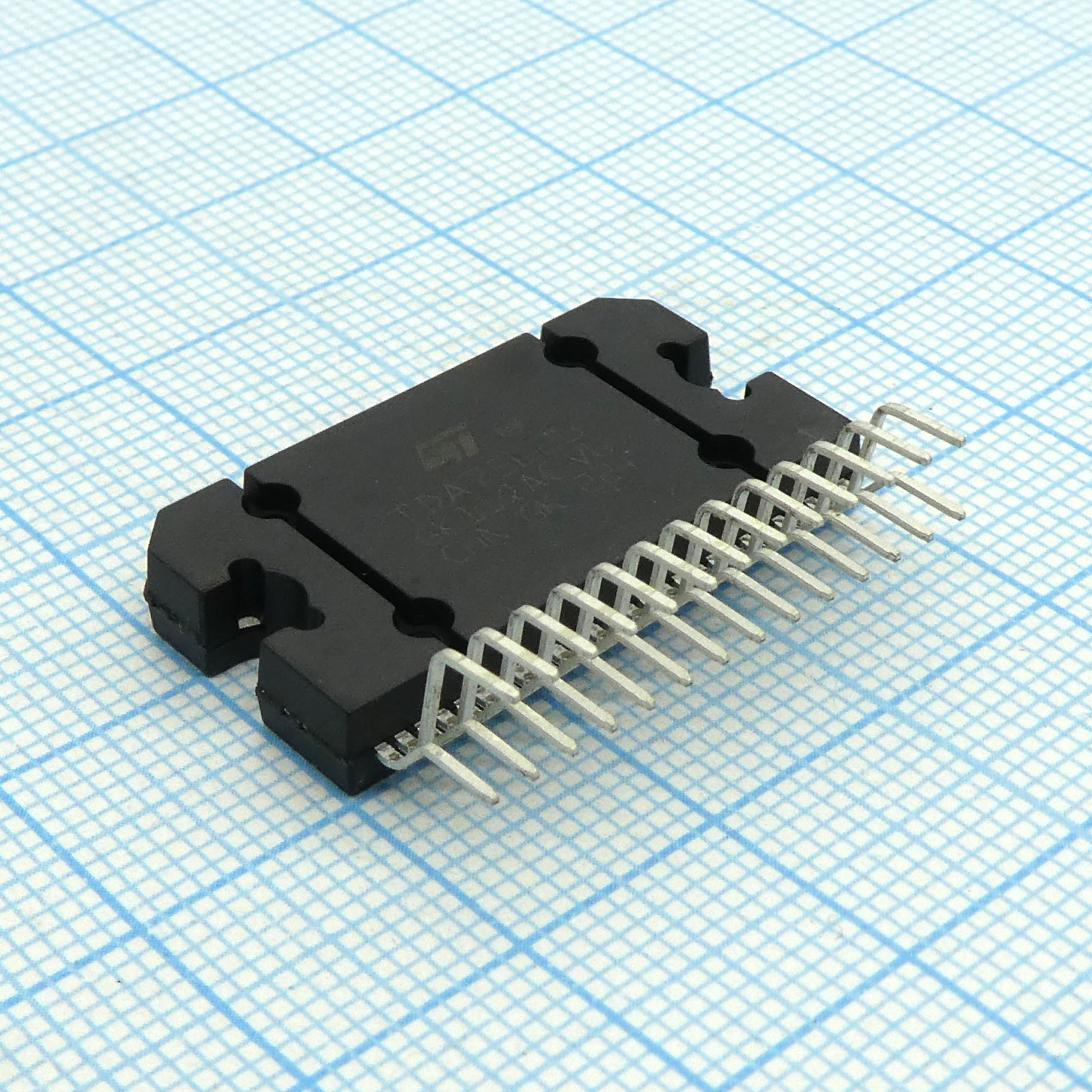 TDA7562B - УНЧ 4x30Вт (14.4В/2 Ом), 30/16дБ, I2C-bus