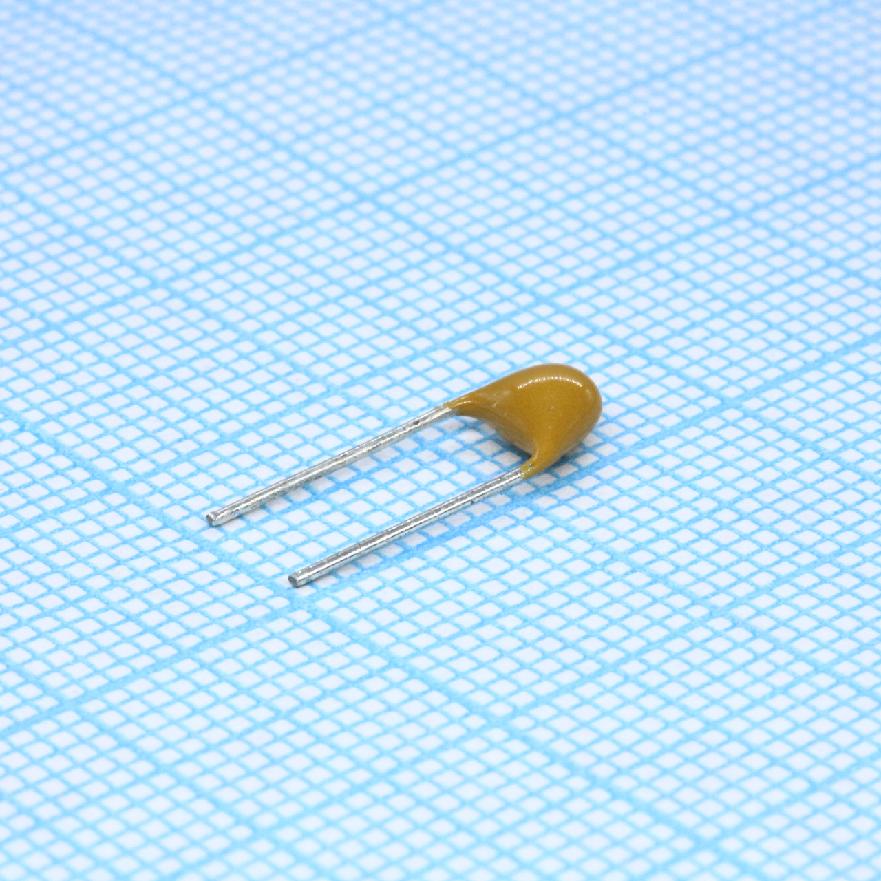 TS170R1H332J8BNB0R - Конденсатор керамический многослойный 3300пФ 50В NPO ±5% радиальный 5.08мм 125°C россыпь