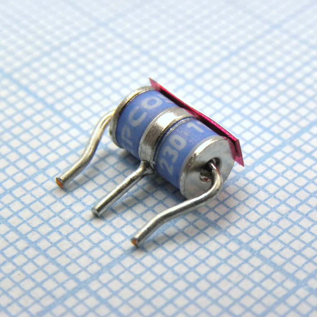 B88069X2591B502 - 5х7.6mm 230V ±20% 5kA/5A 3-x элек. EZ3A230XF1