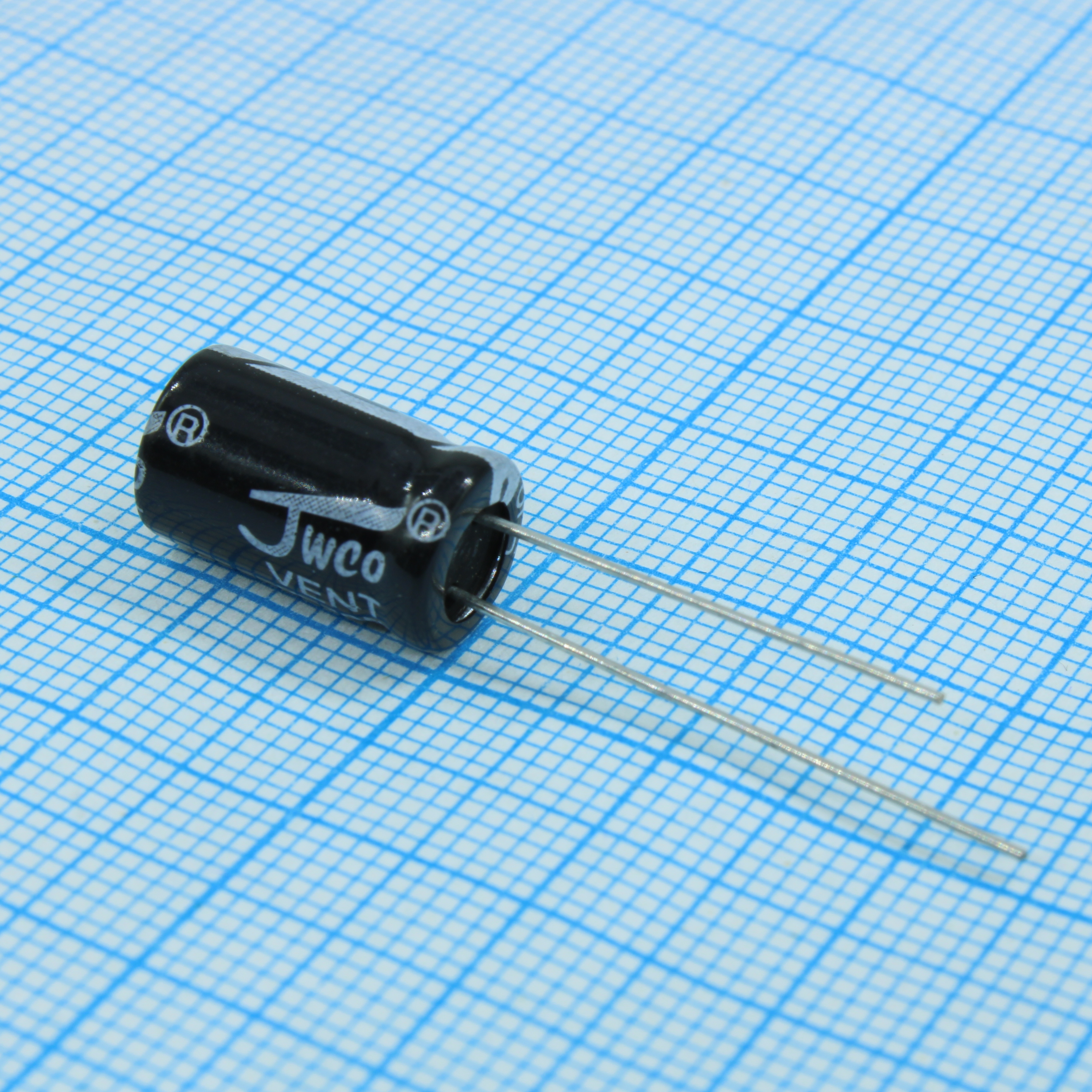 KM470M1JBKJ0812VBK - Конденсатор алюминиевый электролитический 47мкФ 63В ±20% (8х12мм) радиальный 3.5мм 145мА 2000часов 105°C россыпь
