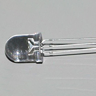 Светодиод ARL-10403URUYC/3L 007491 - Поставка под заказ от 5000 шт. 10мм светодиод с прозрачной линзой. 2 цвета свечения - желтый 595нм и красный 625нм. 3 вывода, общий катод.