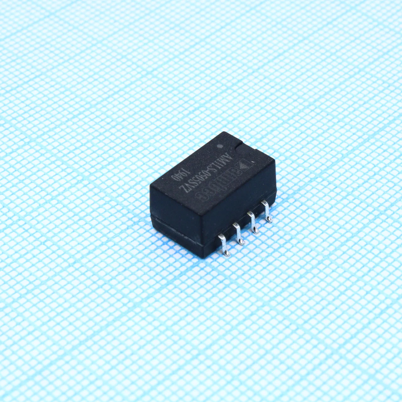 AM1LS-0505SVZ - DC/DC, 1Вт, вход 4.5…5.5В, выход 5В/0.2А, изоляция 1500В DC, КПД 82%, максимальная емкостная нагрузка не более 2400мкФ, для поверхностного монтажа, 13.2x11.4x7.25мм, -40…105°C, пластик